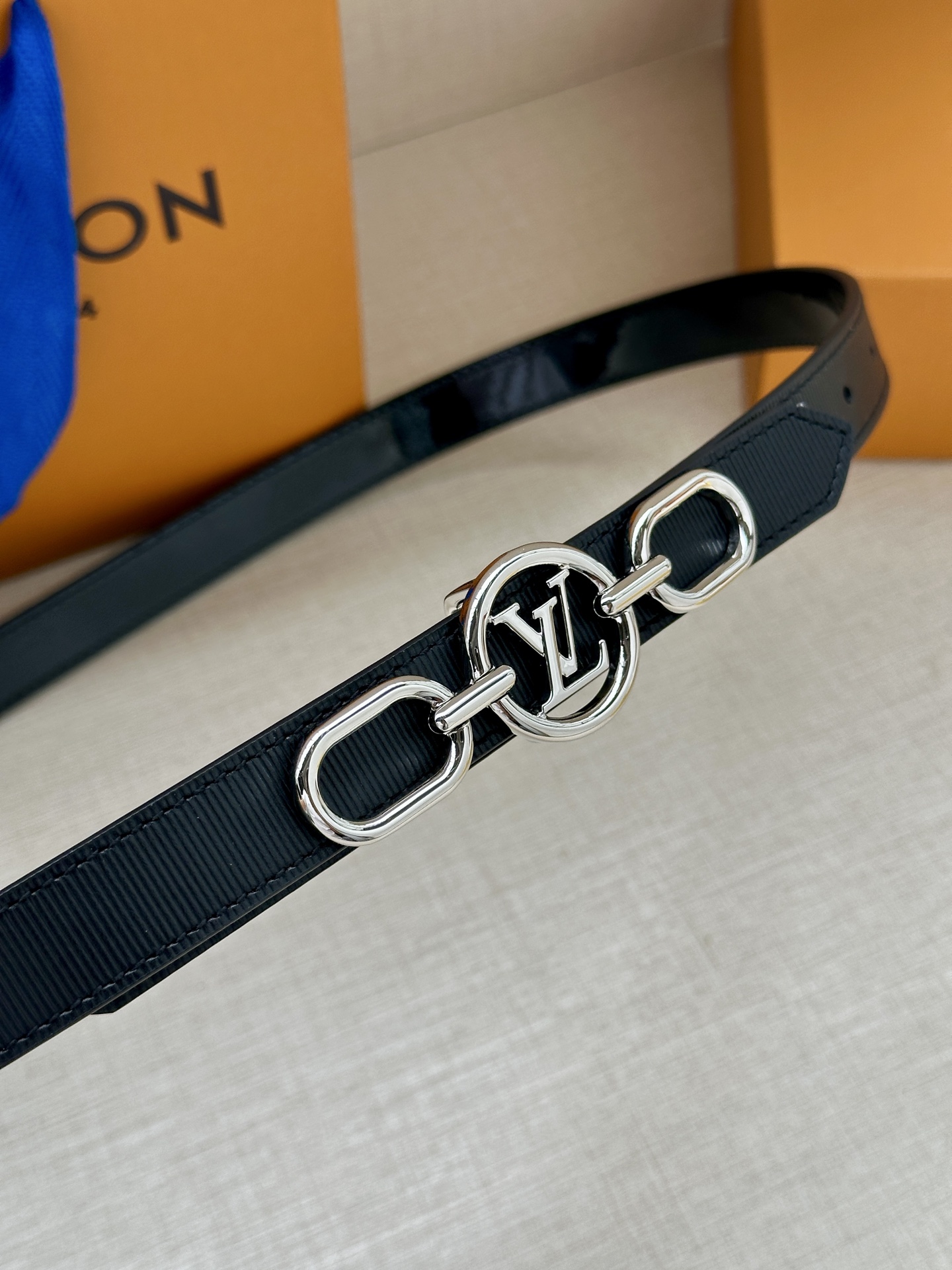 Louis Vuitton 2.0厘米窄版皮带 甄选黑色细纹皮革 搭配双色铜质金属扣-Top High Quatity Cheap Sneakers Fashion Clothing Clothes Bags handbags Shoes of all Brand wholesale With The best Quality And Beautiful Price from China Factory Chinese suppliers wholesaler seller Louis Vuitton 2.0厘米窄版皮带 甄选黑色细纹皮革 搭配双色铜质金属扣