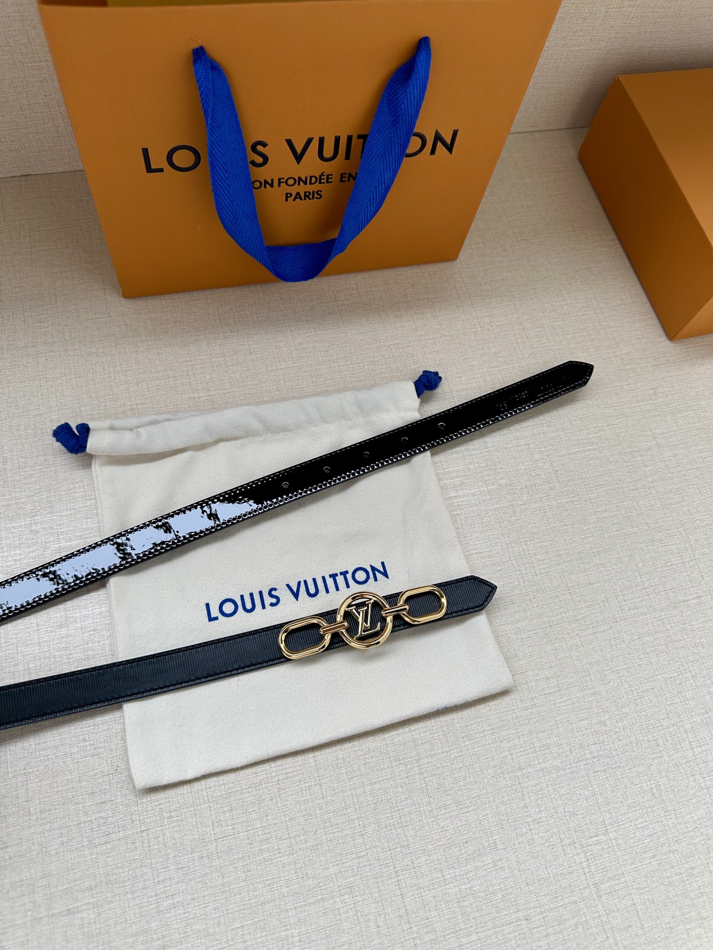 Louis Vuitton 2.0厘米窄版皮带 甄选黑色细纹皮革 搭配双色铜质金属扣-Top High Quatity Cheap Sneakers Fashion Clothing Clothes Bags handbags Shoes of all Brand wholesale With The best Quality And Beautiful Price from China Factory Chinese suppliers wholesaler seller Louis Vuitton 2.0厘米窄版皮带 甄选黑色细纹皮革 搭配双色铜质金属扣