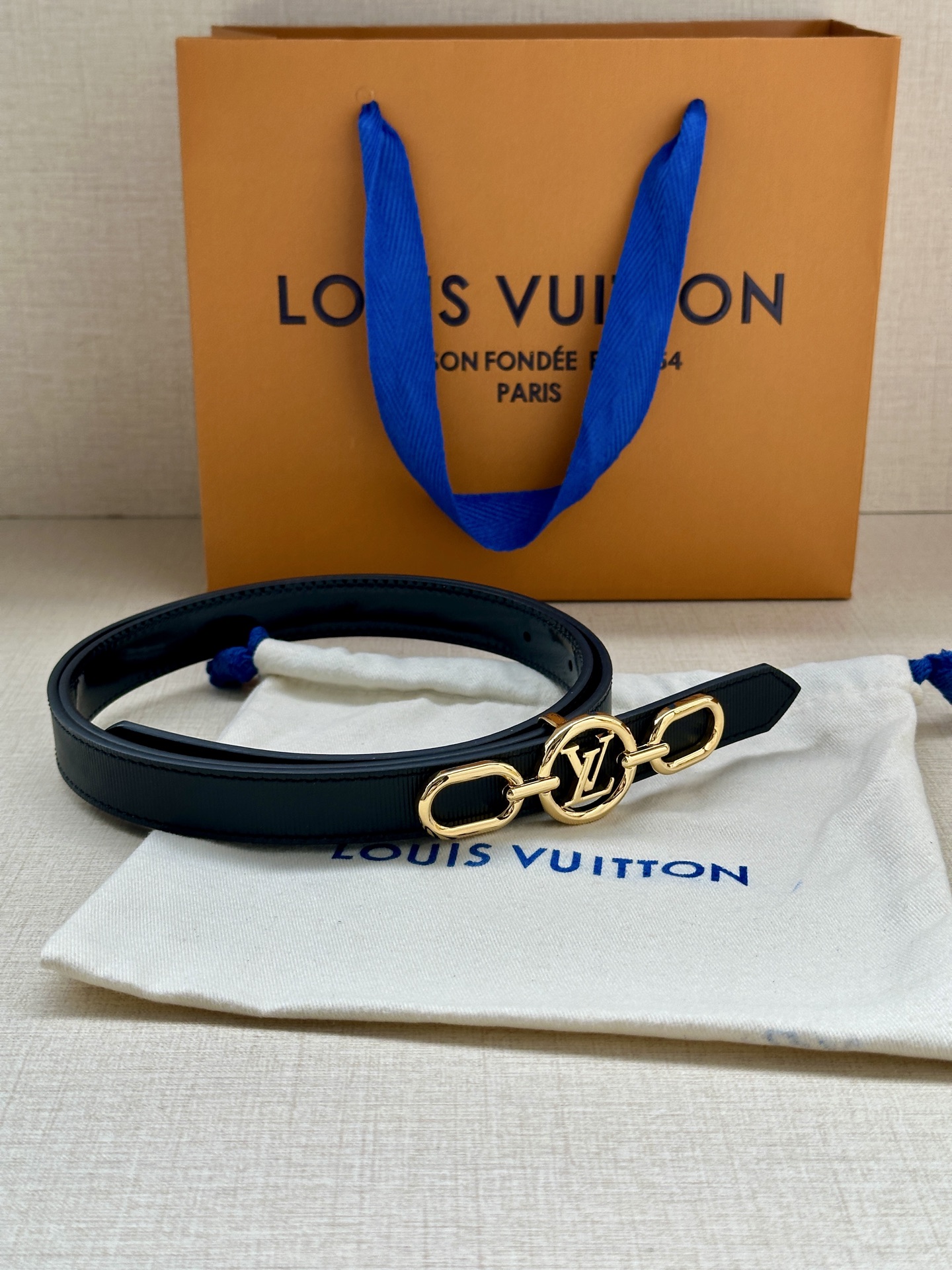 Louis Vuitton 2.0厘米窄版皮带 甄选黑色细纹皮革 搭配双色铜质金属扣-Top High Quatity Cheap Sneakers Fashion Clothing Clothes Bags handbags Shoes of all Brand wholesale With The best Quality And Beautiful Price from China Factory Chinese suppliers wholesaler seller Louis Vuitton 2.0厘米窄版皮带 甄选黑色细纹皮革 搭配双色铜质金属扣