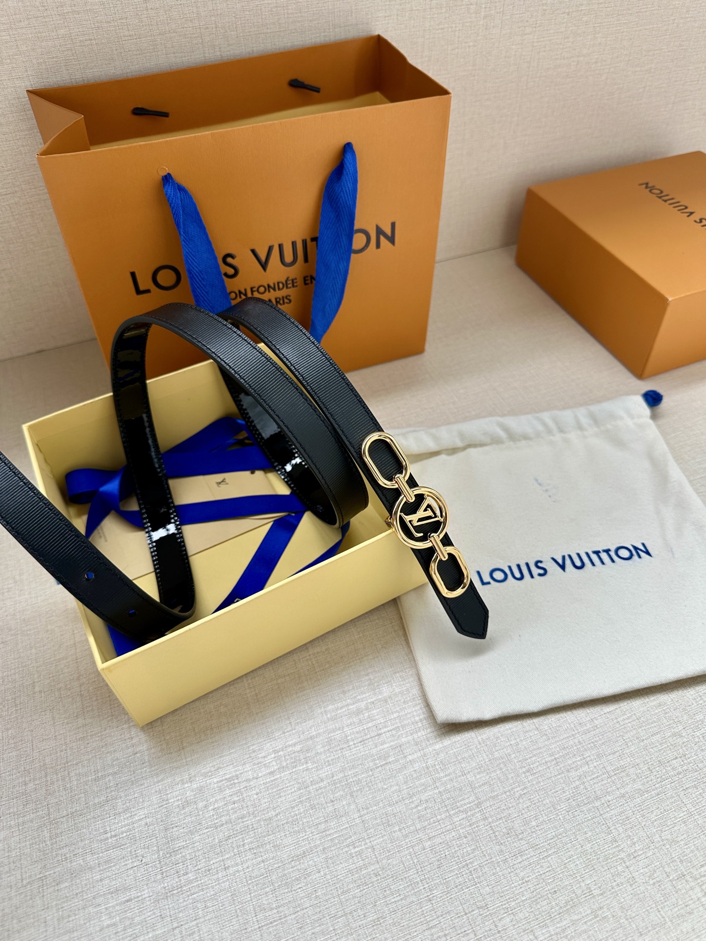 Louis Vuitton 2.0厘米窄版皮带 甄选黑色细纹皮革 搭配双色铜质金属扣-Top High Quatity Cheap Sneakers Fashion Clothing Clothes Bags handbags Shoes of all Brand wholesale With The best Quality And Beautiful Price from China Factory Chinese suppliers wholesaler seller Louis Vuitton 2.0厘米窄版皮带 甄选黑色细纹皮革 搭配双色铜质金属扣