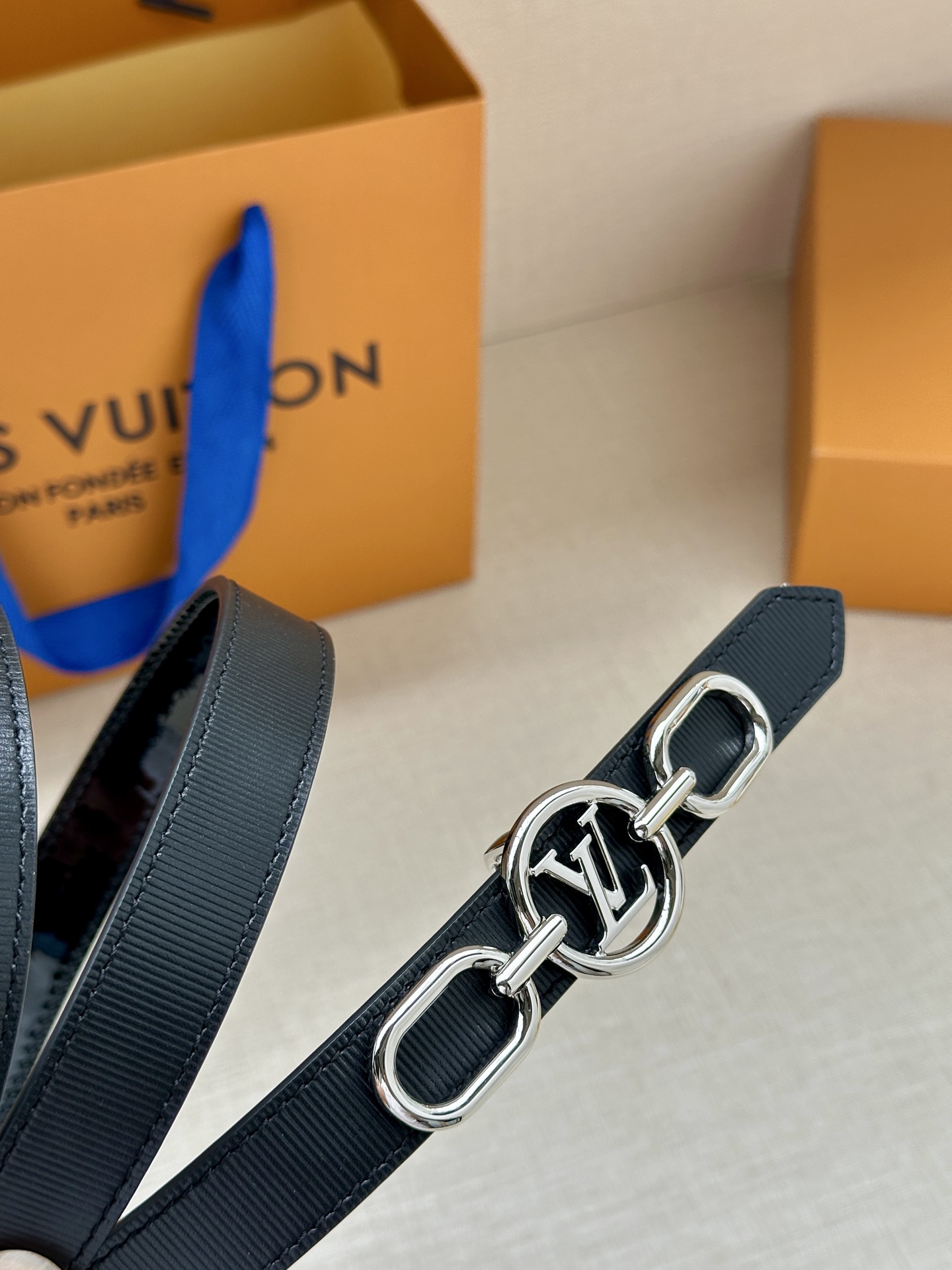 Louis Vuitton 2.0厘米窄版皮带 甄选黑色细纹皮革 搭配双色铜质金属扣-Top High Quatity Cheap Sneakers Fashion Clothing Clothes Bags handbags Shoes of all Brand wholesale With The best Quality And Beautiful Price from China Factory Chinese suppliers wholesaler seller Louis Vuitton 2.0厘米窄版皮带 甄选黑色细纹皮革 搭配双色铜质金属扣
