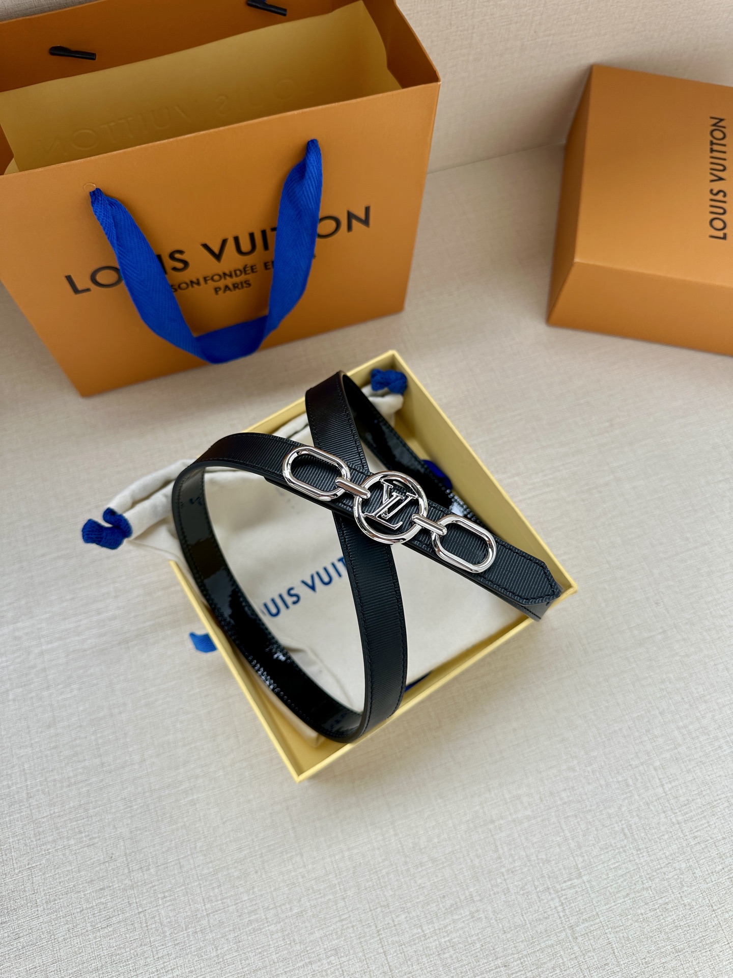 Louis Vuitton 2.0厘米窄版皮带 甄选黑色细纹皮革 搭配双色铜质金属扣-Top High Quatity Cheap Sneakers Fashion Clothing Clothes Bags handbags Shoes of all Brand wholesale With The best Quality And Beautiful Price from China Factory Chinese suppliers wholesaler seller Louis Vuitton 2.0厘米窄版皮带 甄选黑色细纹皮革 搭配双色铜质金属扣