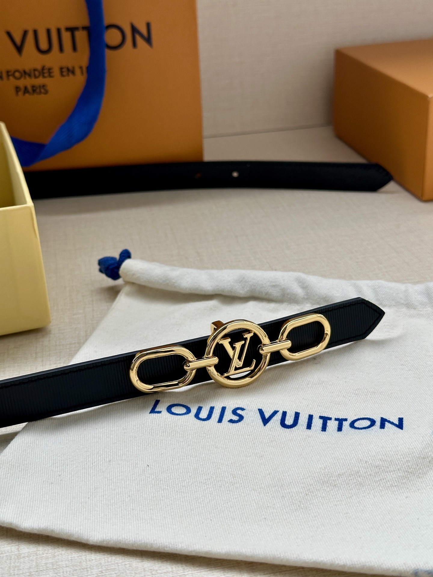 Louis Vuitton 2.0厘米窄版皮带 甄选黑色细纹皮革 搭配双色铜质金属扣-Top High Quatity Cheap Sneakers Fashion Clothing Clothes Bags handbags Shoes of all Brand wholesale With The best Quality And Beautiful Price from China Factory Chinese suppliers wholesaler seller Louis Vuitton 2.0厘米窄版皮带 甄选黑色细纹皮革 搭配双色铜质金属扣