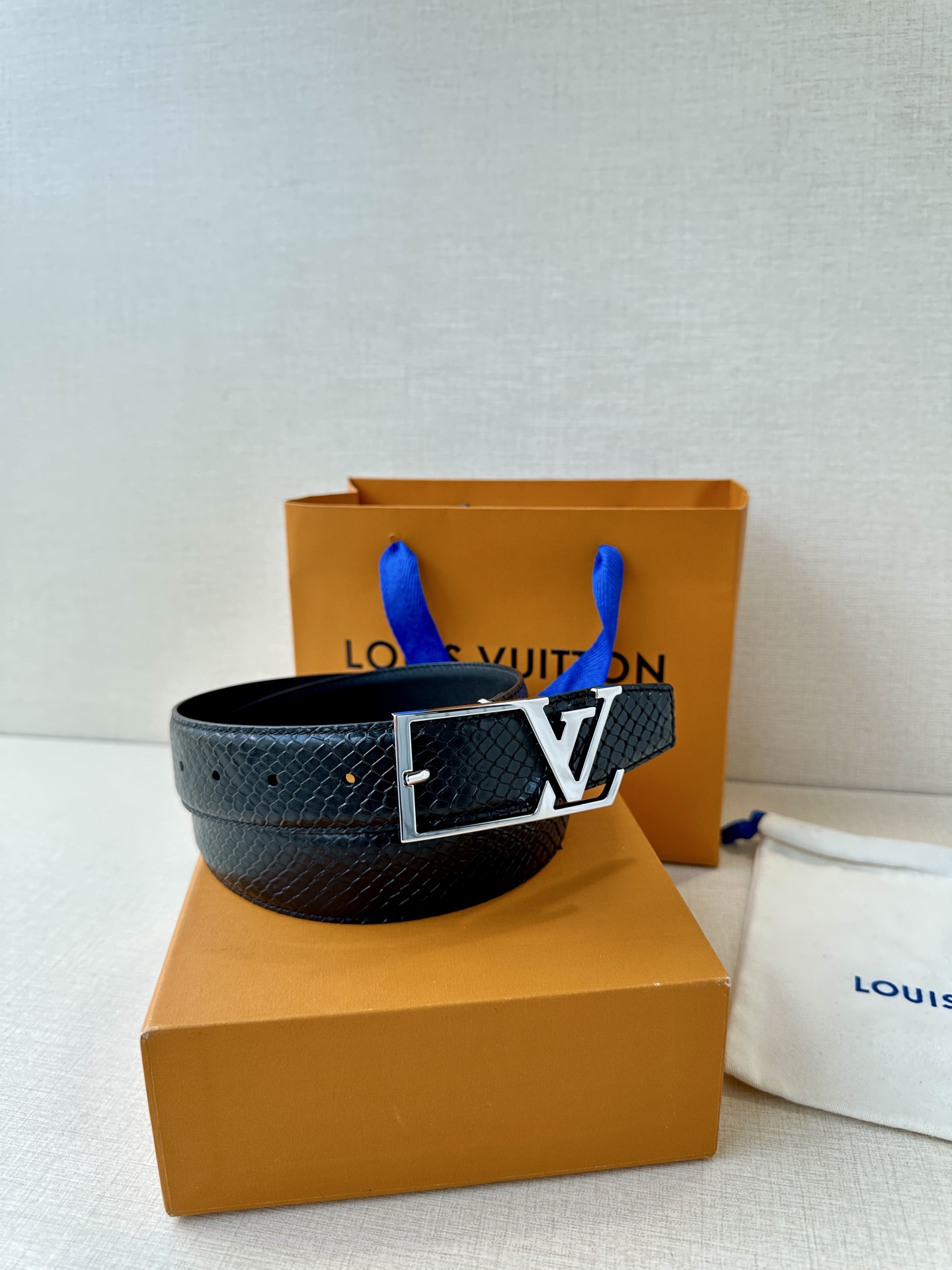 LV Skyline 3.4宽皮带在正面和中央显示House Initials，将它们与哑光银色的角扣结合在一起。由黑色