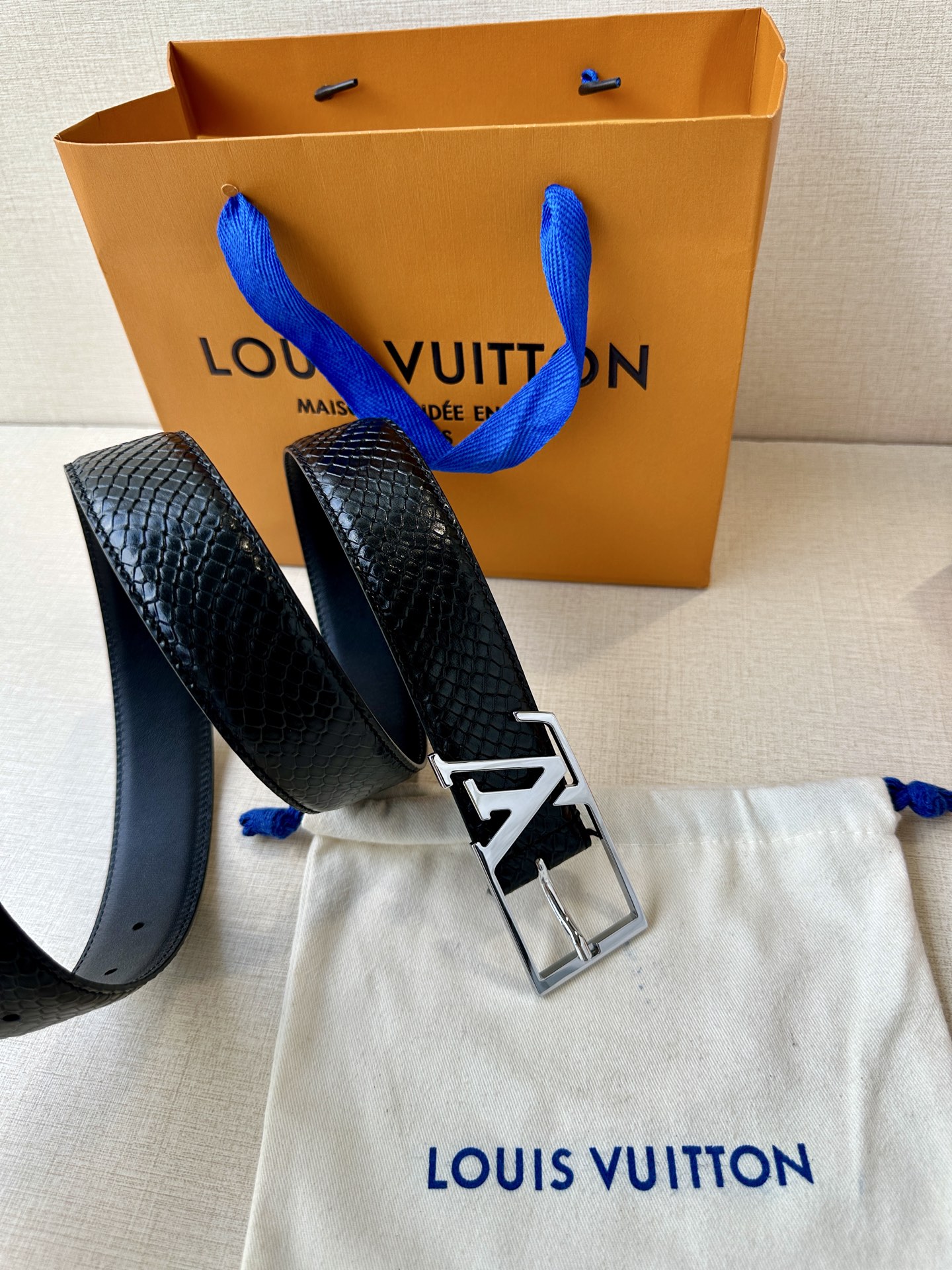 LV Skyline 3.4宽皮带在正面和中央显示House Initials，将它们与哑光银色的角扣结合在一起。由黑色