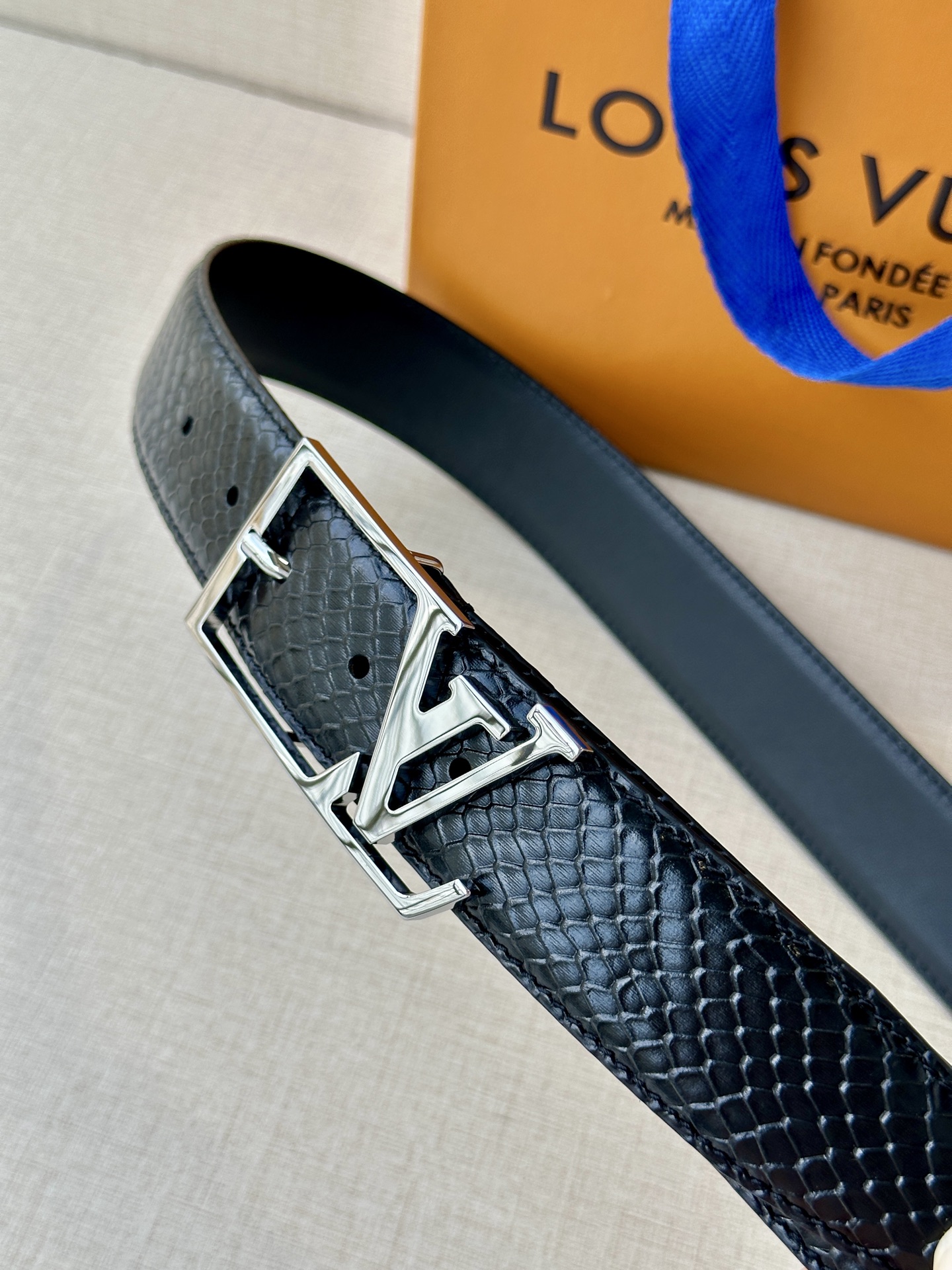 LV Skyline 3.4宽皮带在正面和中央显示House Initials，将它们与哑光银色的角扣结合在一起。由黑色