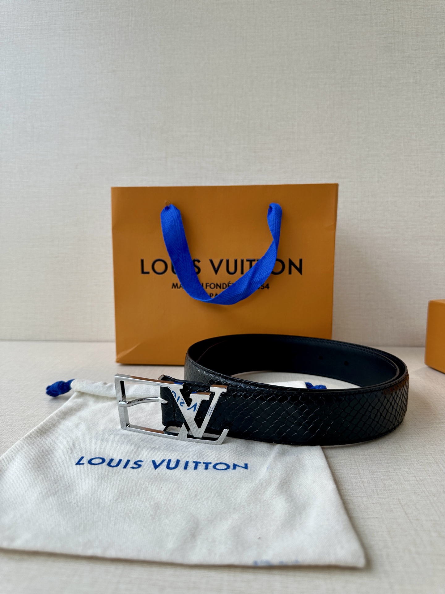 LV Skyline 3.4宽皮带在正面和中央显示House Initials，将它们与哑光银色的角扣结合在一起。由黑色