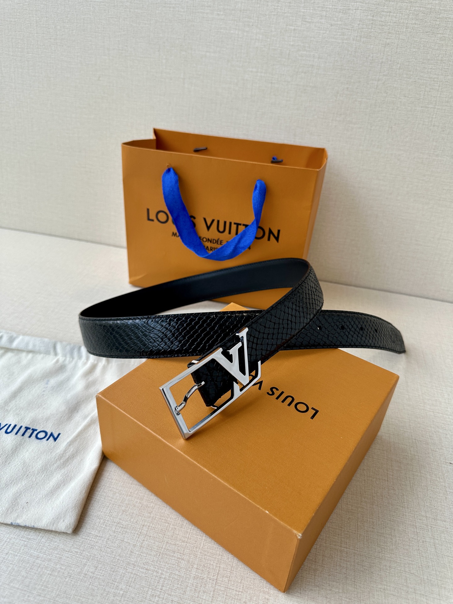 LV Skyline 3.4宽皮带在正面和中央显示House Initials，将它们与哑光银色的角扣结合在一起。由黑色