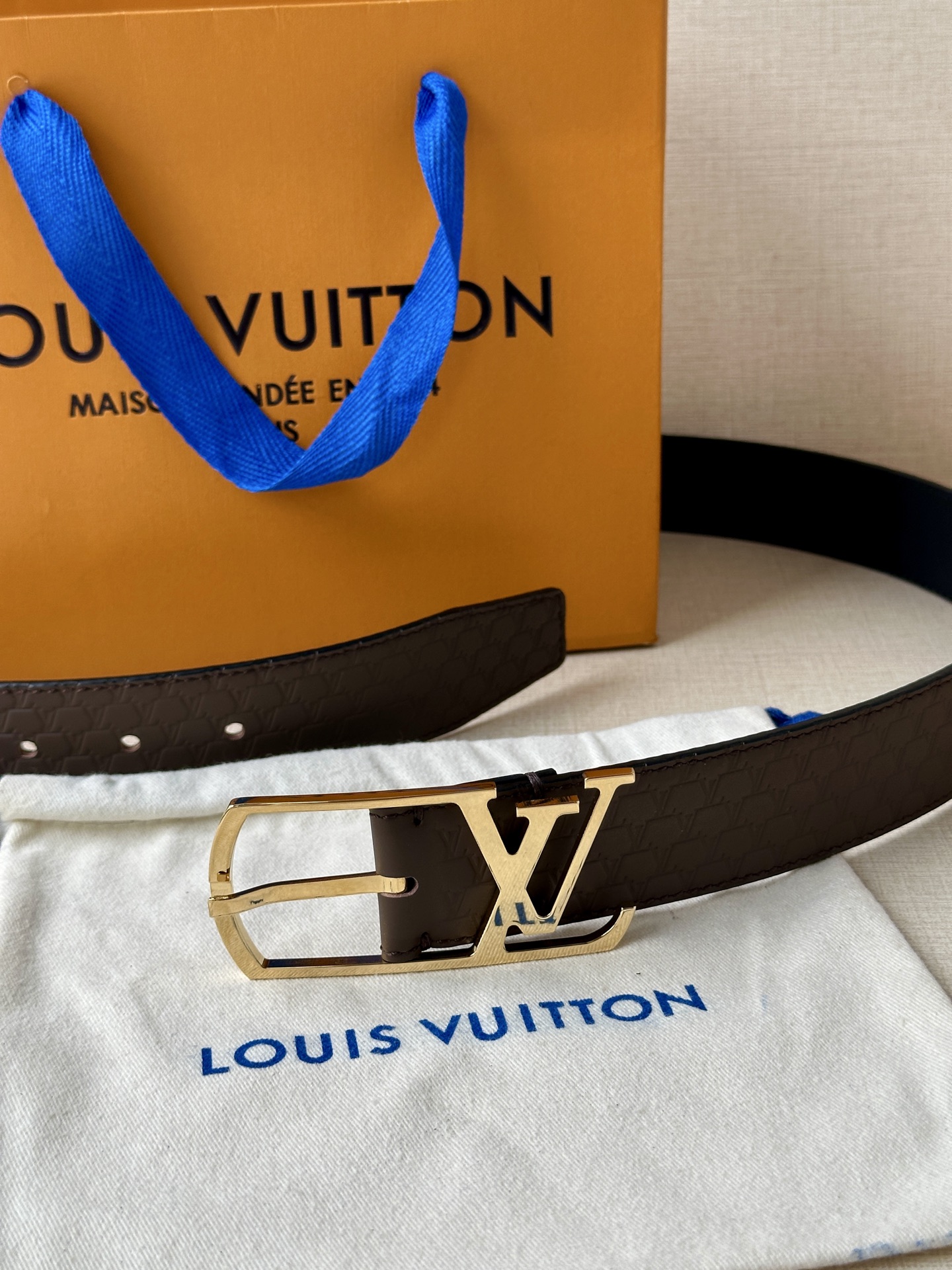 L家 Initiales系列3.4cm男款铜扣腰带，多色压纹皮革可选，铜扣凝萃温润光泽，质感卓然。商务通