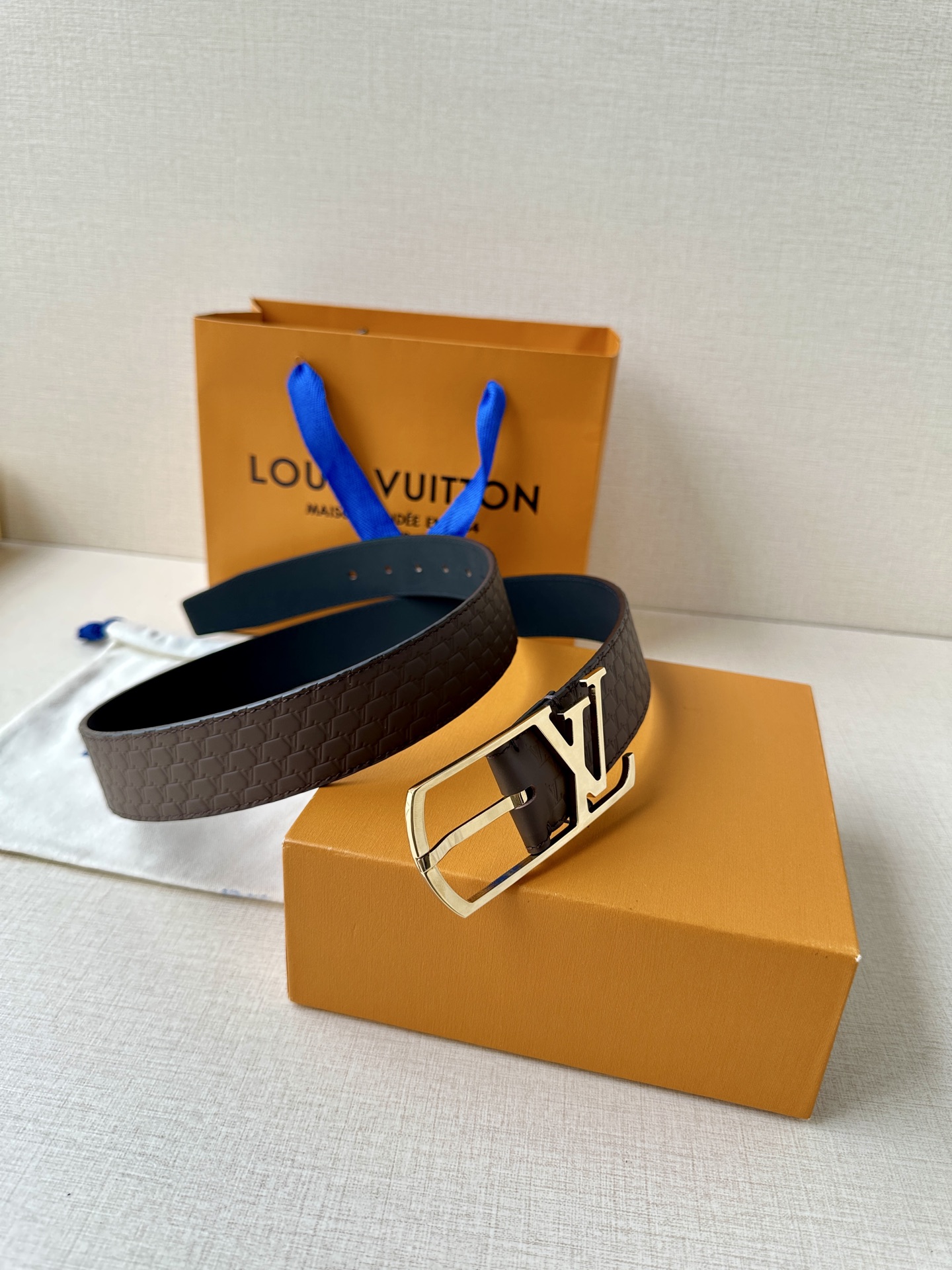 L家 Initiales系列3.4cm男款铜扣腰带，多色压纹皮革可选，铜扣凝萃温润光泽，质感卓然。商务通