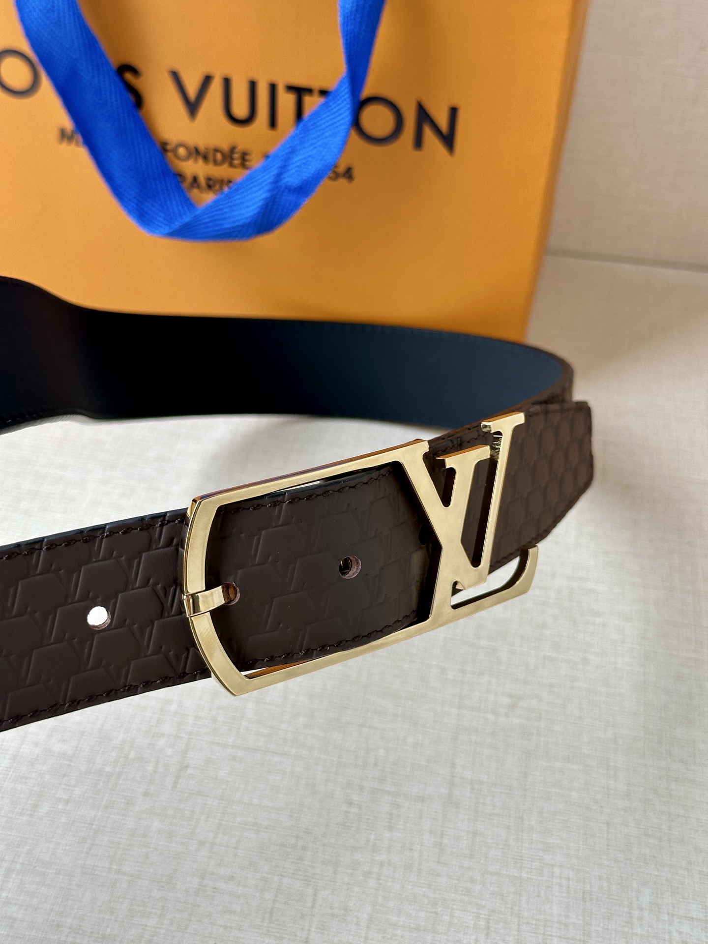 L家 Initiales系列3.4cm男款铜扣腰带，多色压纹皮革可选，铜扣凝萃温润光泽，质感卓然。商务通