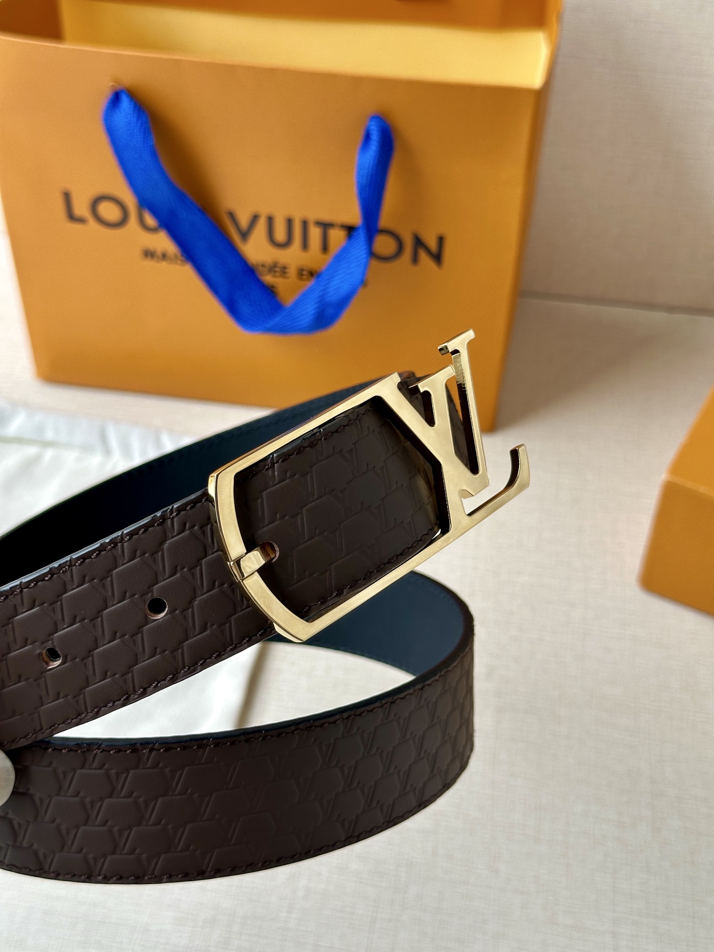 L家 Initiales系列3.4cm男款铜扣腰带，多色压纹皮革可选，铜扣凝萃温润光泽，质感卓然。商务通