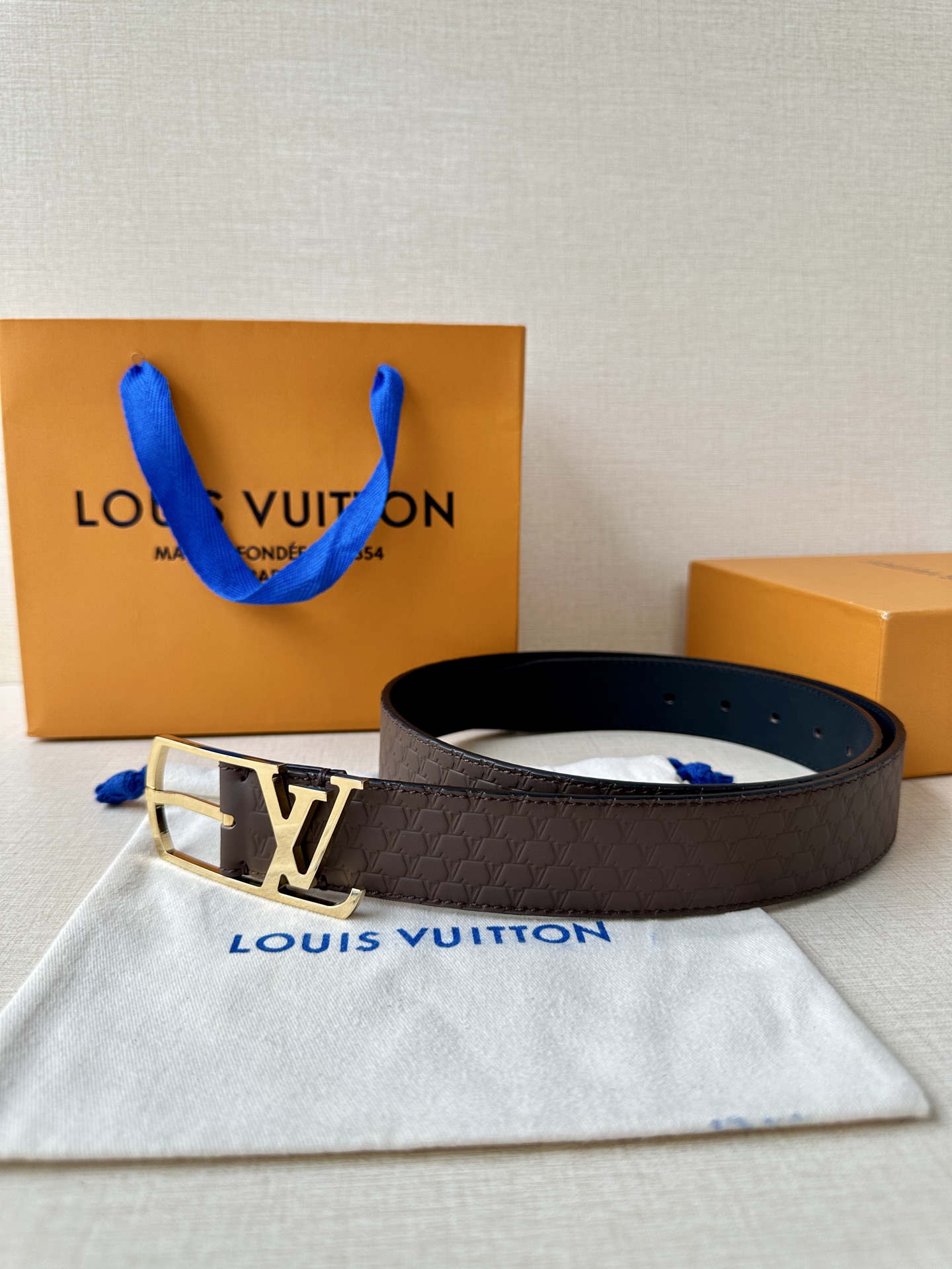 L家 Initiales系列3.4cm男款铜扣腰带，多色压纹皮革可选，铜扣凝萃温润光泽，质感卓然。商务通