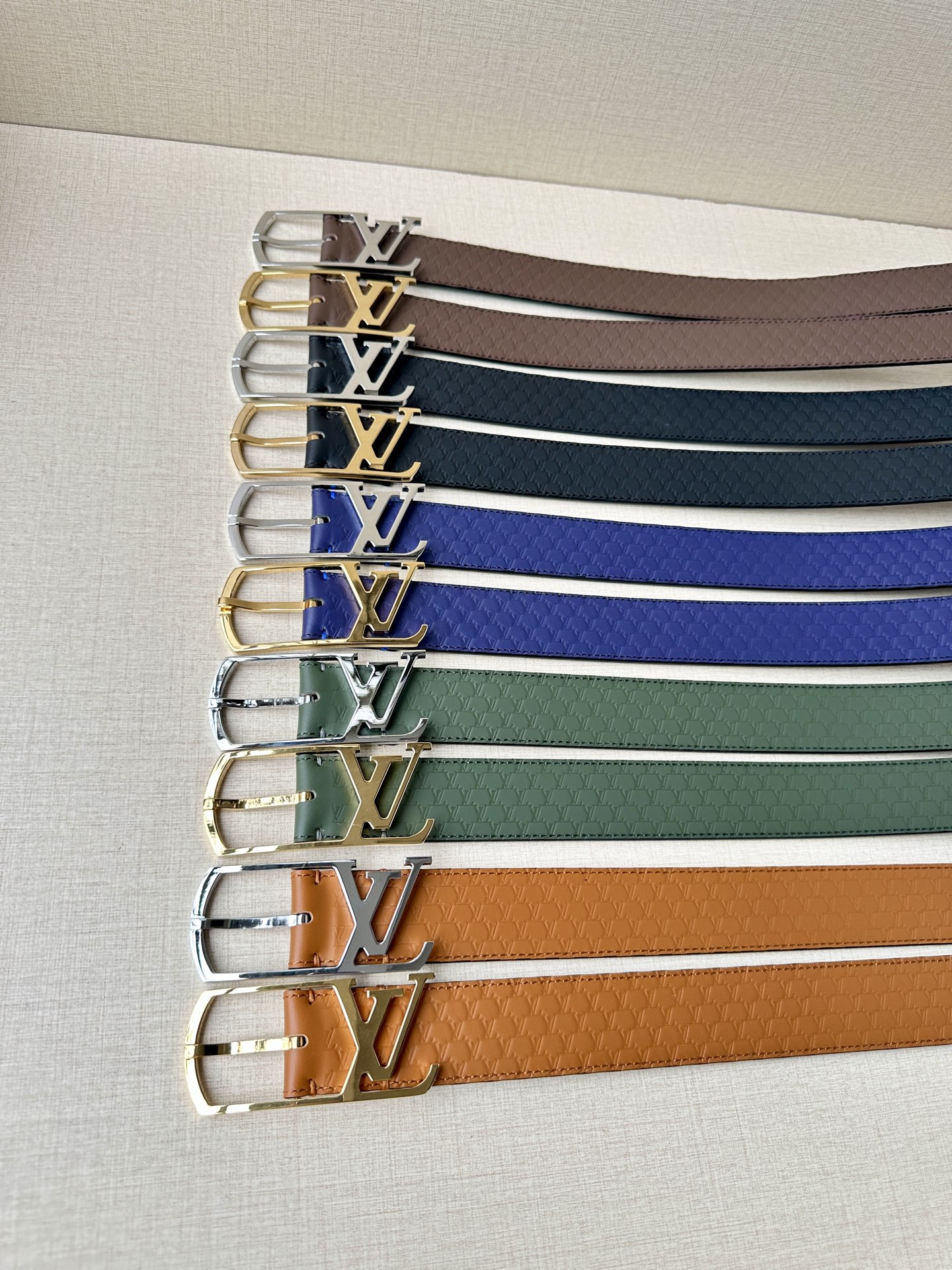 L家 Initiales系列3.4cm男款铜扣腰带，多色压纹皮革可选，铜扣凝萃温润光泽，质感卓然。商务通