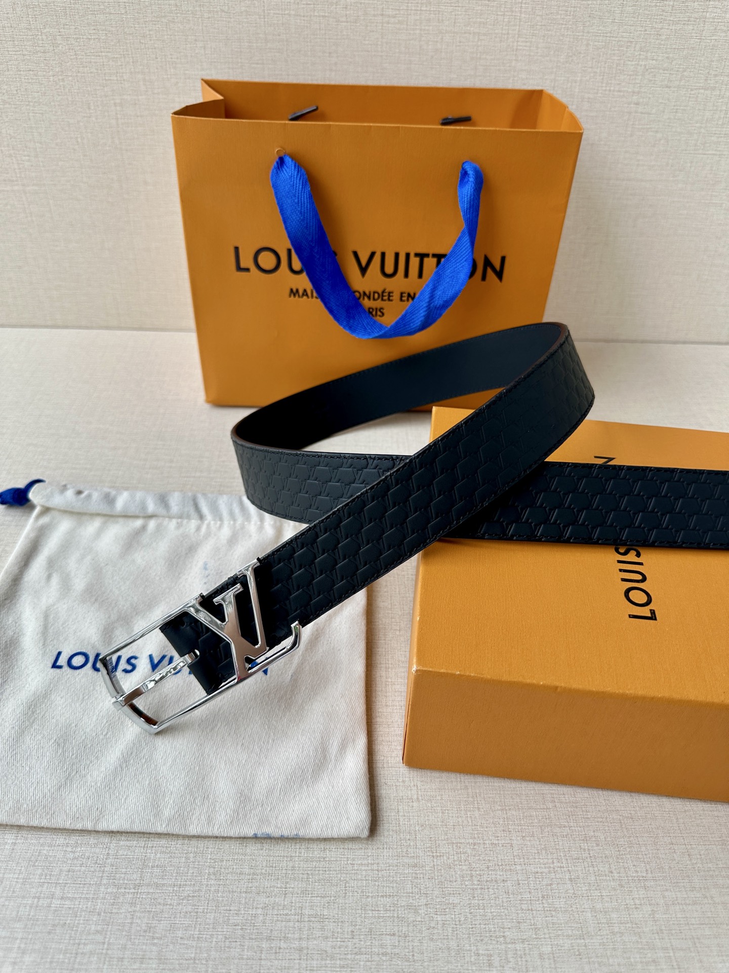 L家 Initiales系列3.4cm男款铜扣腰带，多色压纹皮革可选，铜扣凝萃温润光泽，质感卓然。商务通