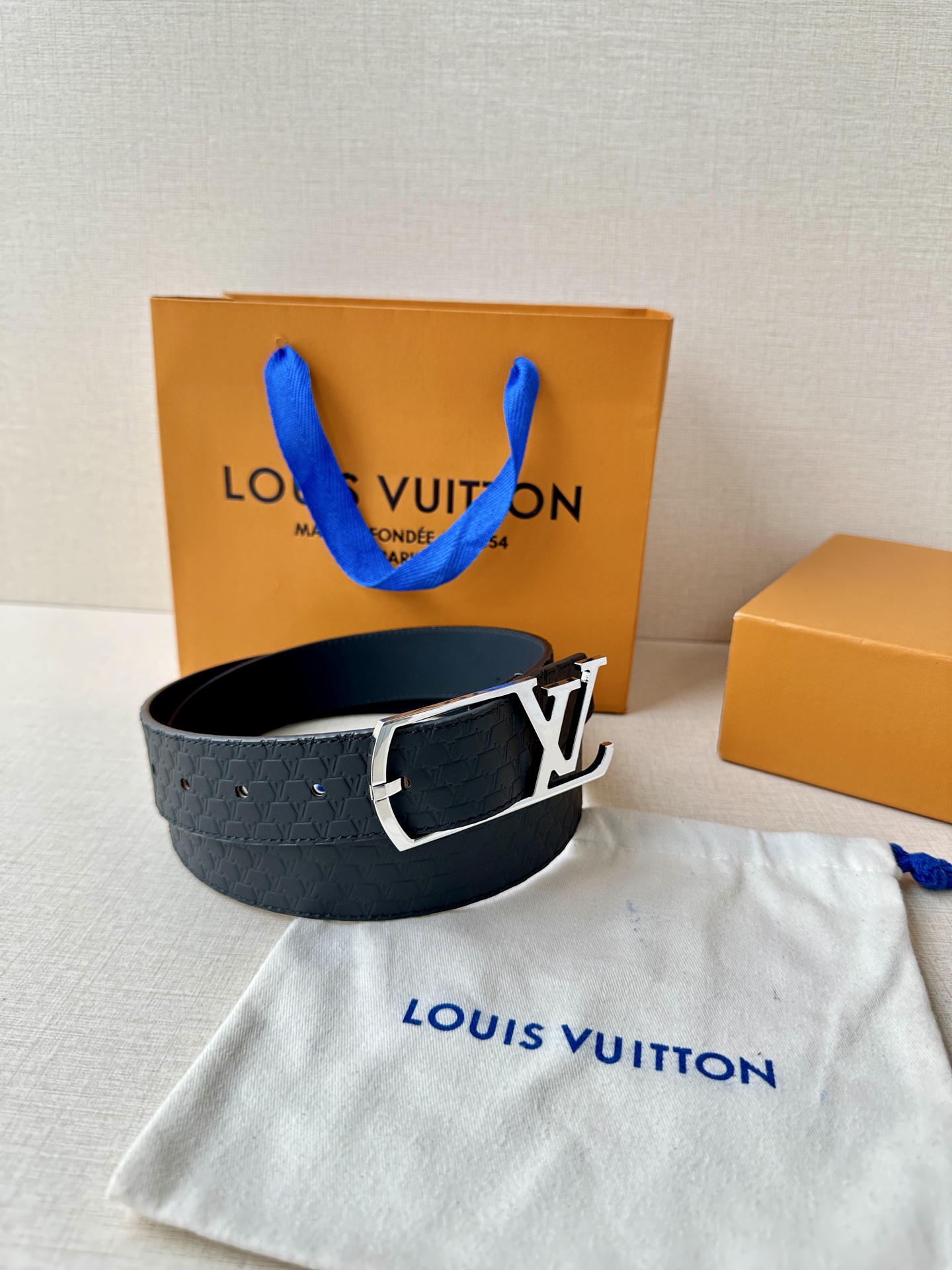 L家 Initiales系列3.4cm男款铜扣腰带，多色压纹皮革可选，铜扣凝萃温润光泽，质感卓然。商务通