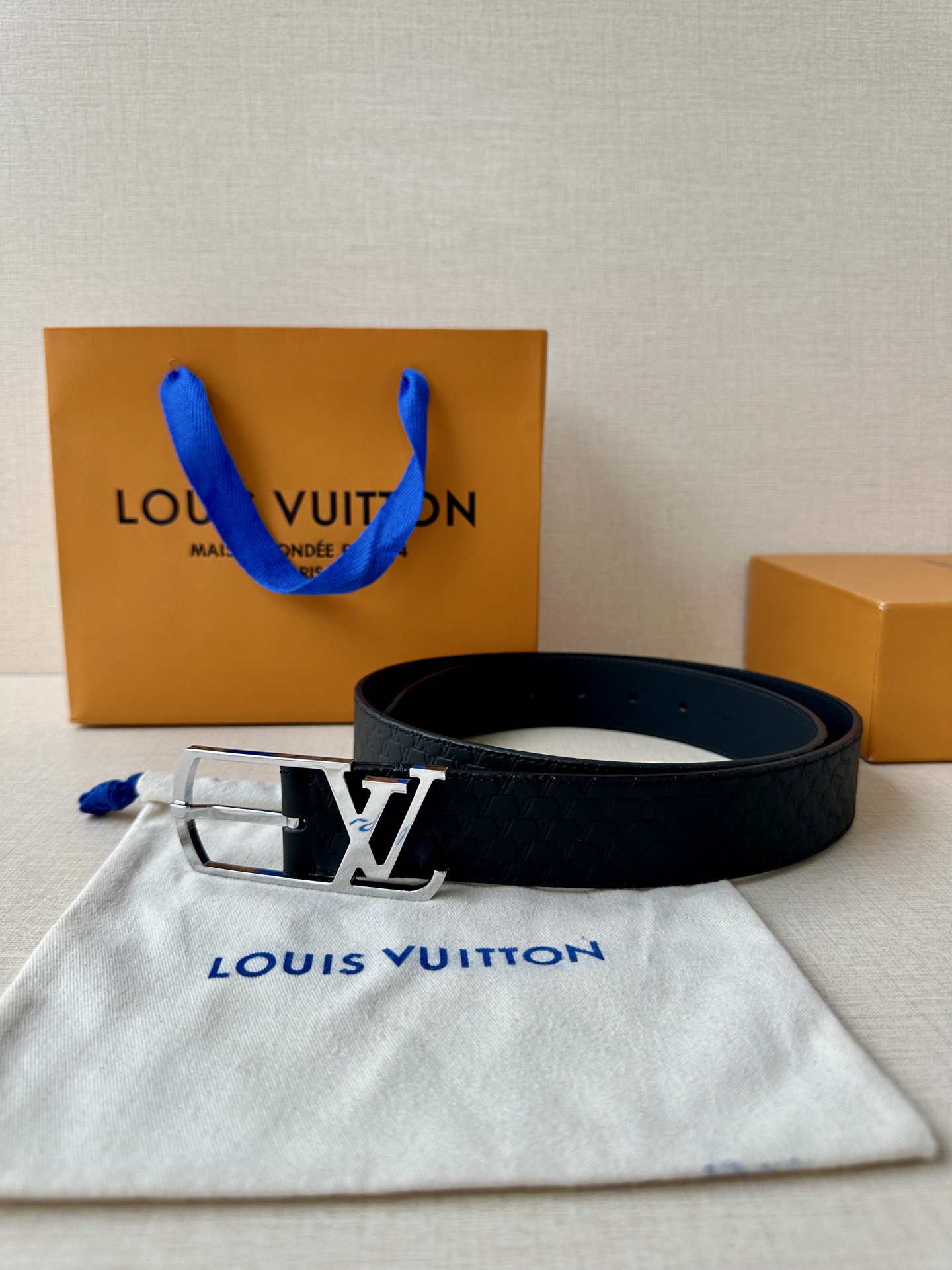 L家 Initiales系列3.4cm男款铜扣腰带，多色压纹皮革可选，铜扣凝萃温润光泽，质感卓然。商务通