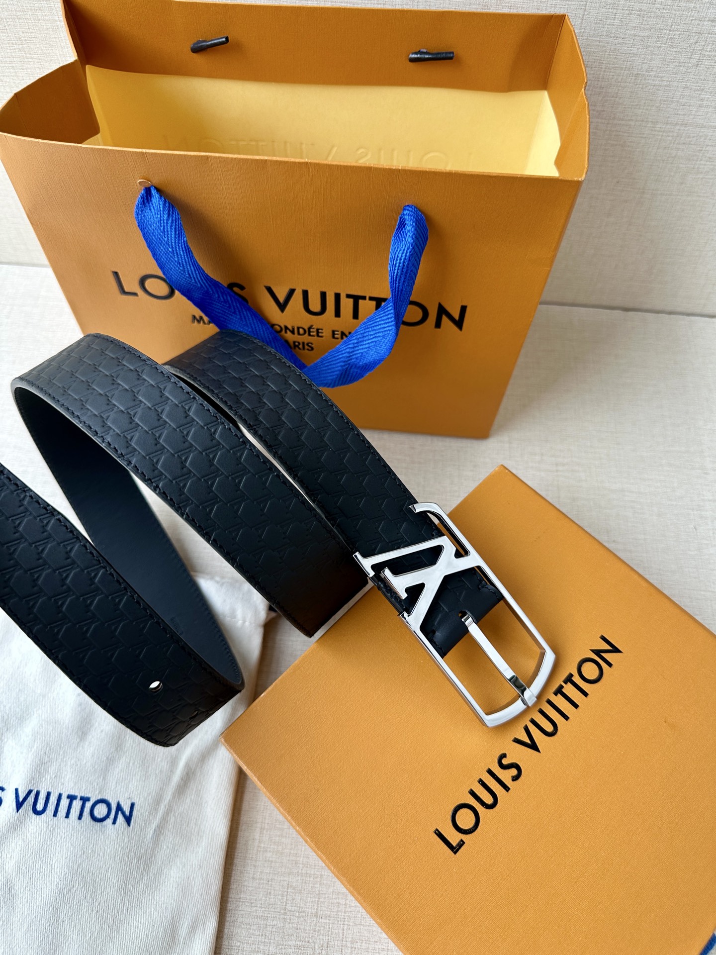 L家 Initiales系列3.4cm男款铜扣腰带，多色压纹皮革可选，铜扣凝萃温润光泽，质感卓然。商务通