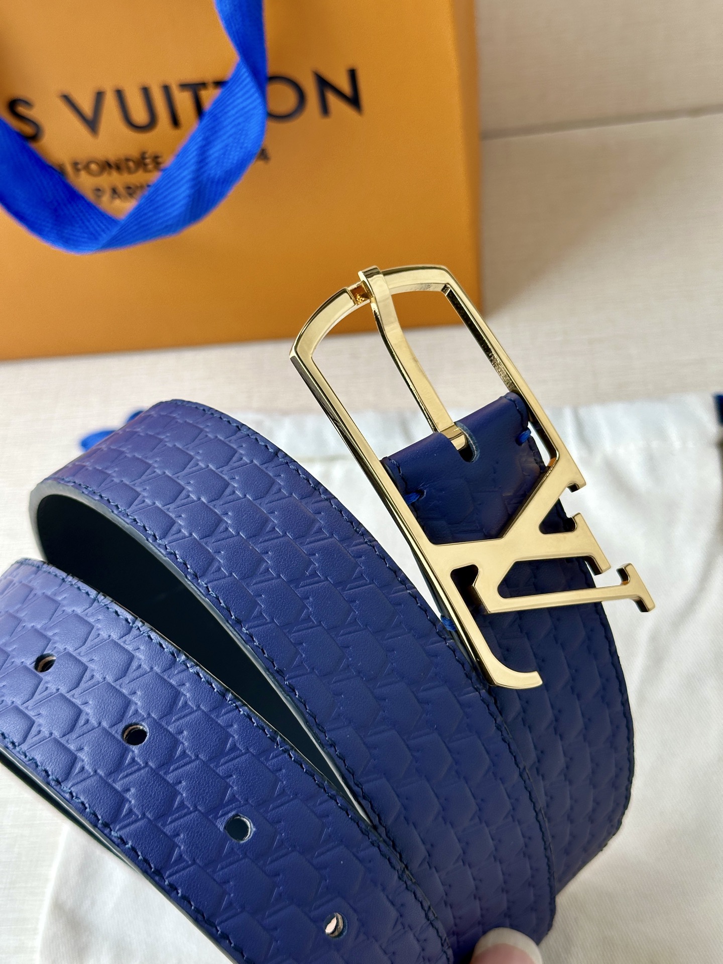 L家 Initiales系列3.4cm男款铜扣腰带，多色压纹皮革可选，铜扣凝萃温润光泽，质感卓然。商务通