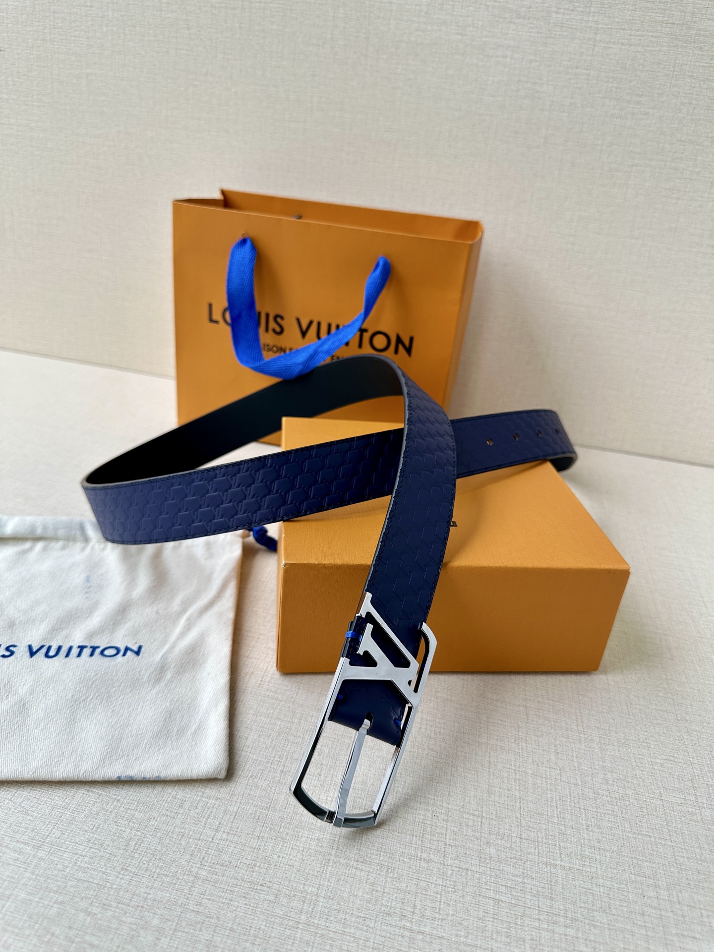 L家 Initiales系列3.4cm男款铜扣腰带，多色压纹皮革可选，铜扣凝萃温润光泽，质感卓然。商务通