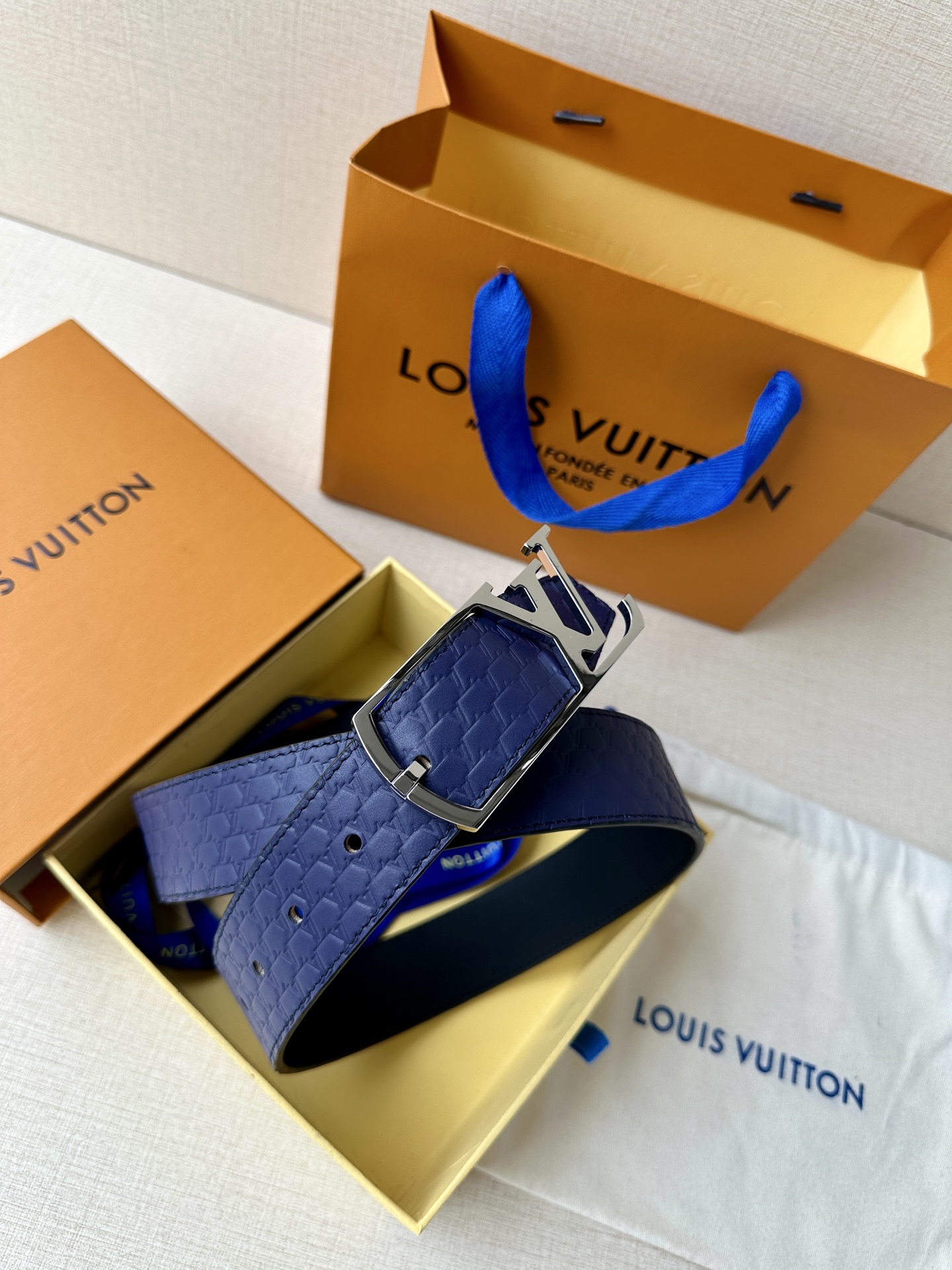 L家 Initiales系列3.4cm男款铜扣腰带，多色压纹皮革可选，铜扣凝萃温润光泽，质感卓然。商务通