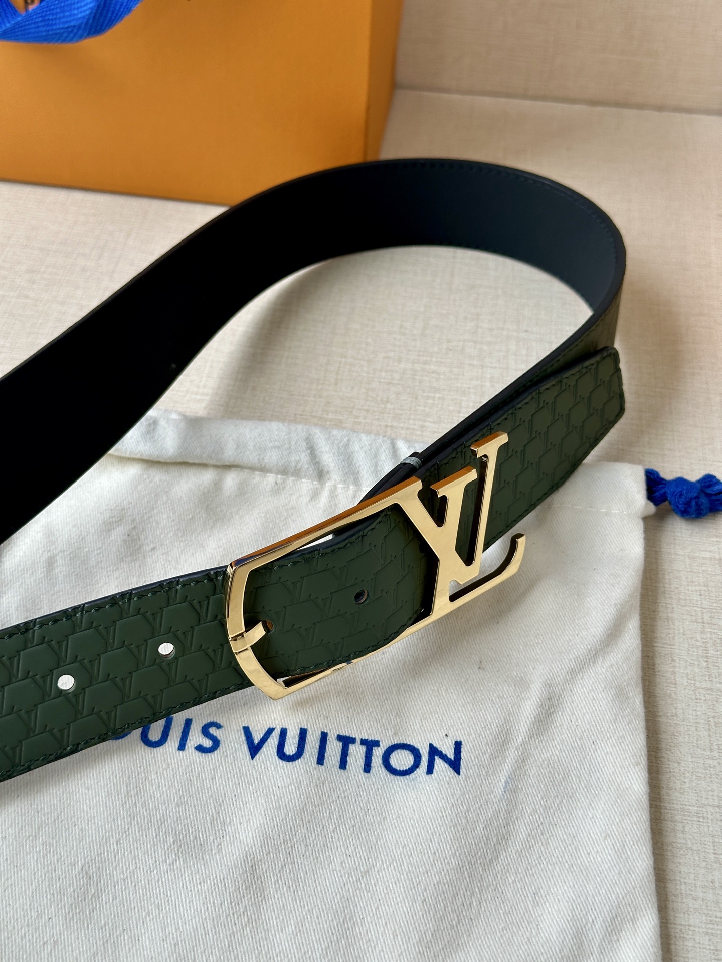 L家 Initiales系列3.4cm男款铜扣腰带，多色压纹皮革可选，铜扣凝萃温润光泽，质感卓然。商务通