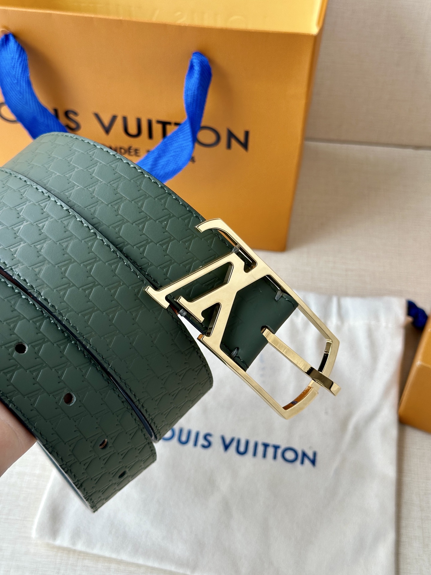 L家 Initiales系列3.4cm男款铜扣腰带，多色压纹皮革可选，铜扣凝萃温润光泽，质感卓然。商务通