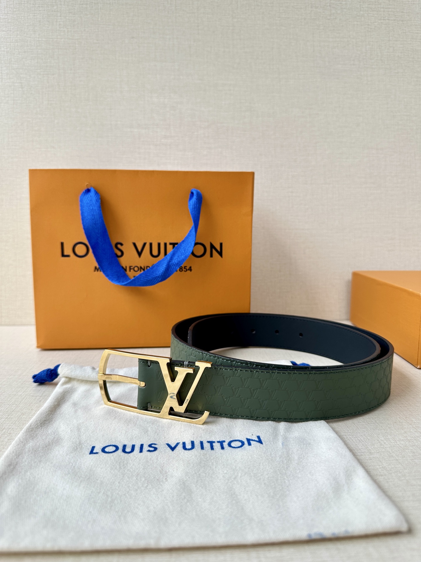 L家 Initiales系列3.4cm男款铜扣腰带，多色压纹皮革可选，铜扣凝萃温润光泽，质感卓然。商务通