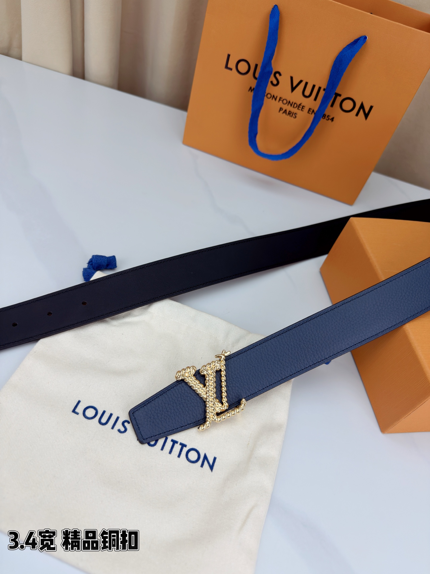 L家 3.4cm宽荔枝纹铜扣皮带，甄选头层牛皮，经典扭绳扣设计。双面双色，商务休闲随心切换，彰显低调奢华