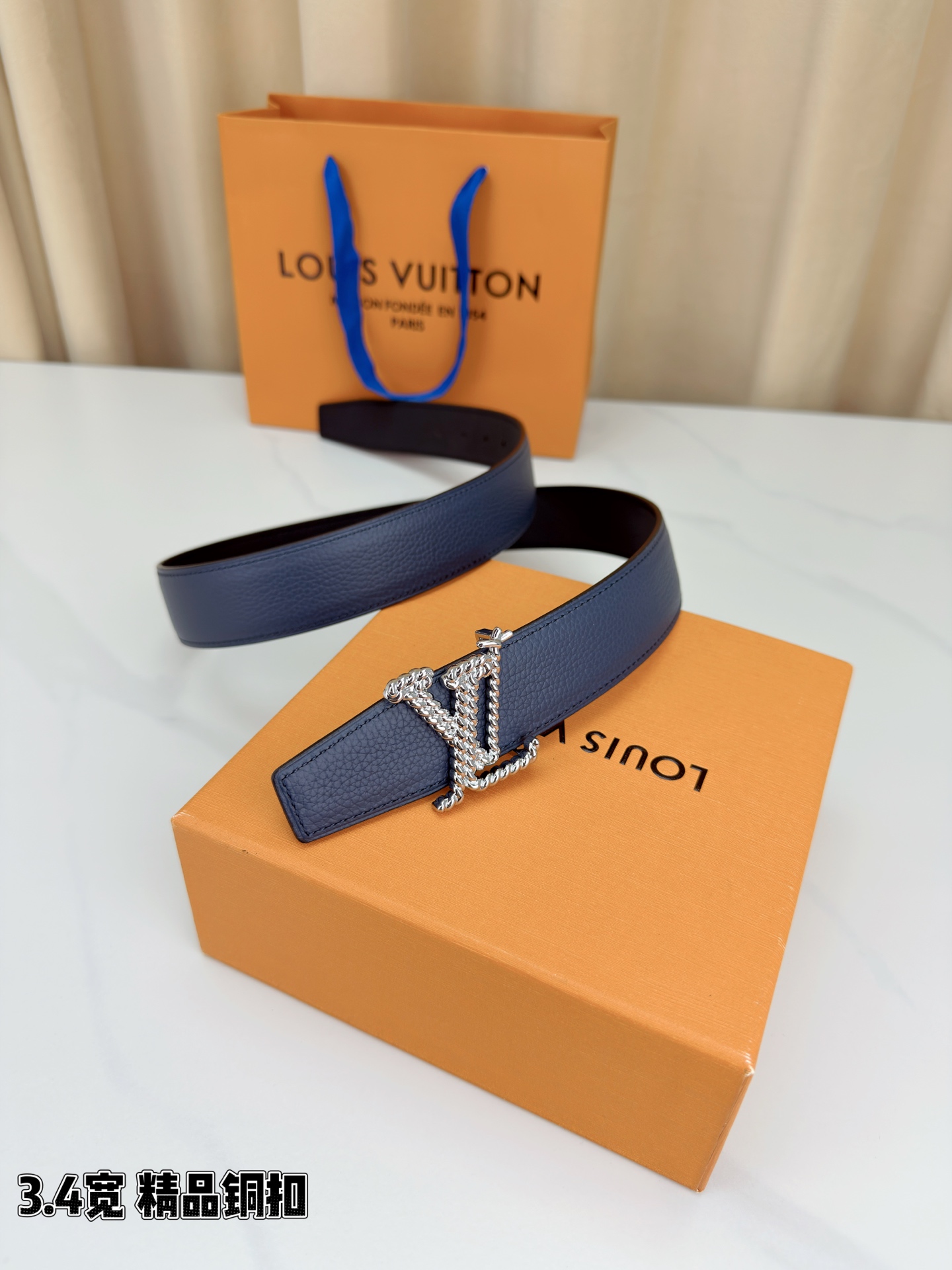 L家 3.4cm宽荔枝纹铜扣皮带，甄选头层牛皮，经典扭绳扣设计。双面双色，商务休闲随心切换，彰显低调奢华