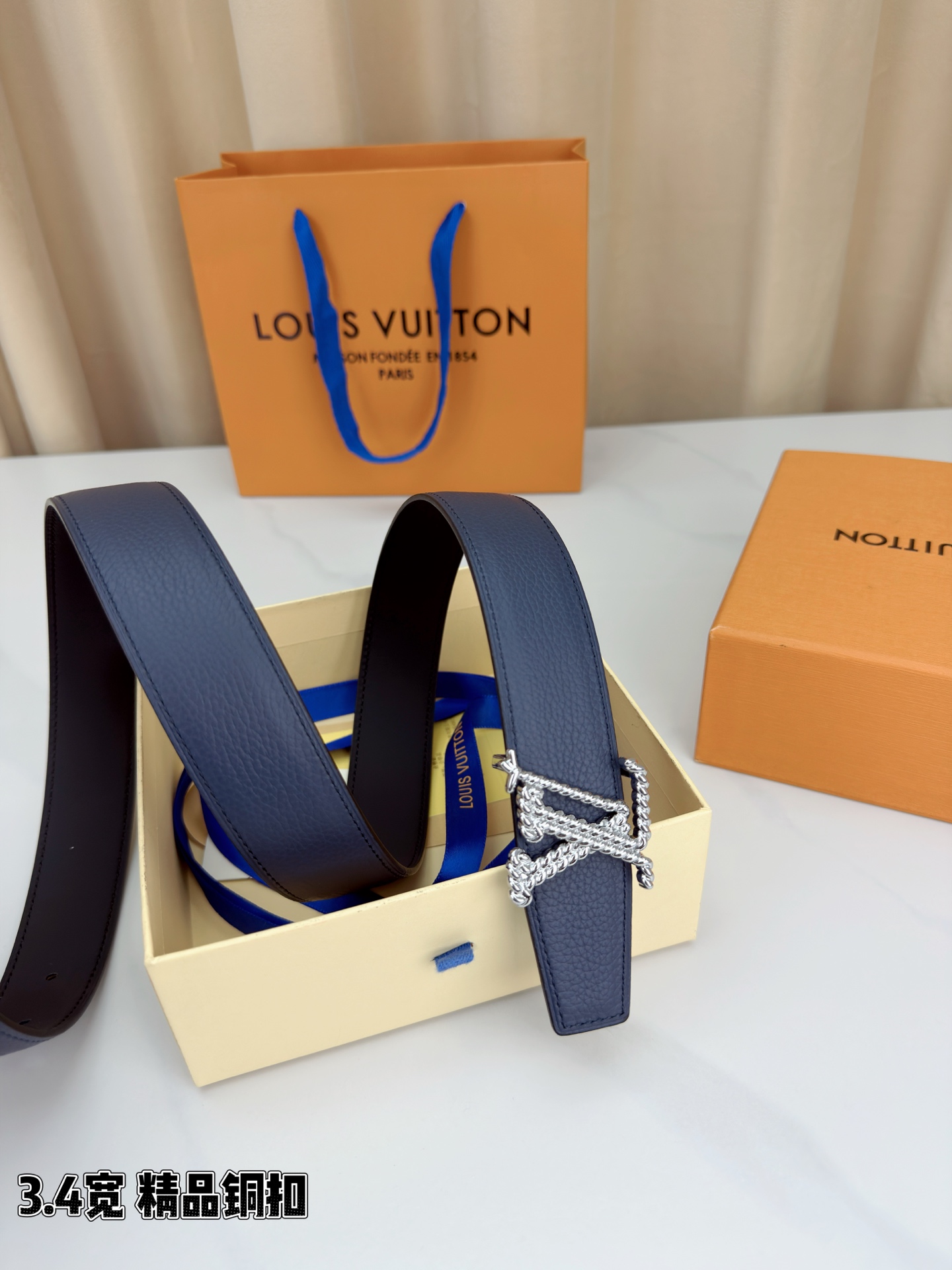 L家 3.4cm宽荔枝纹铜扣皮带，甄选头层牛皮，经典扭绳扣设计。双面双色，商务休闲随心切换，彰显低调奢华