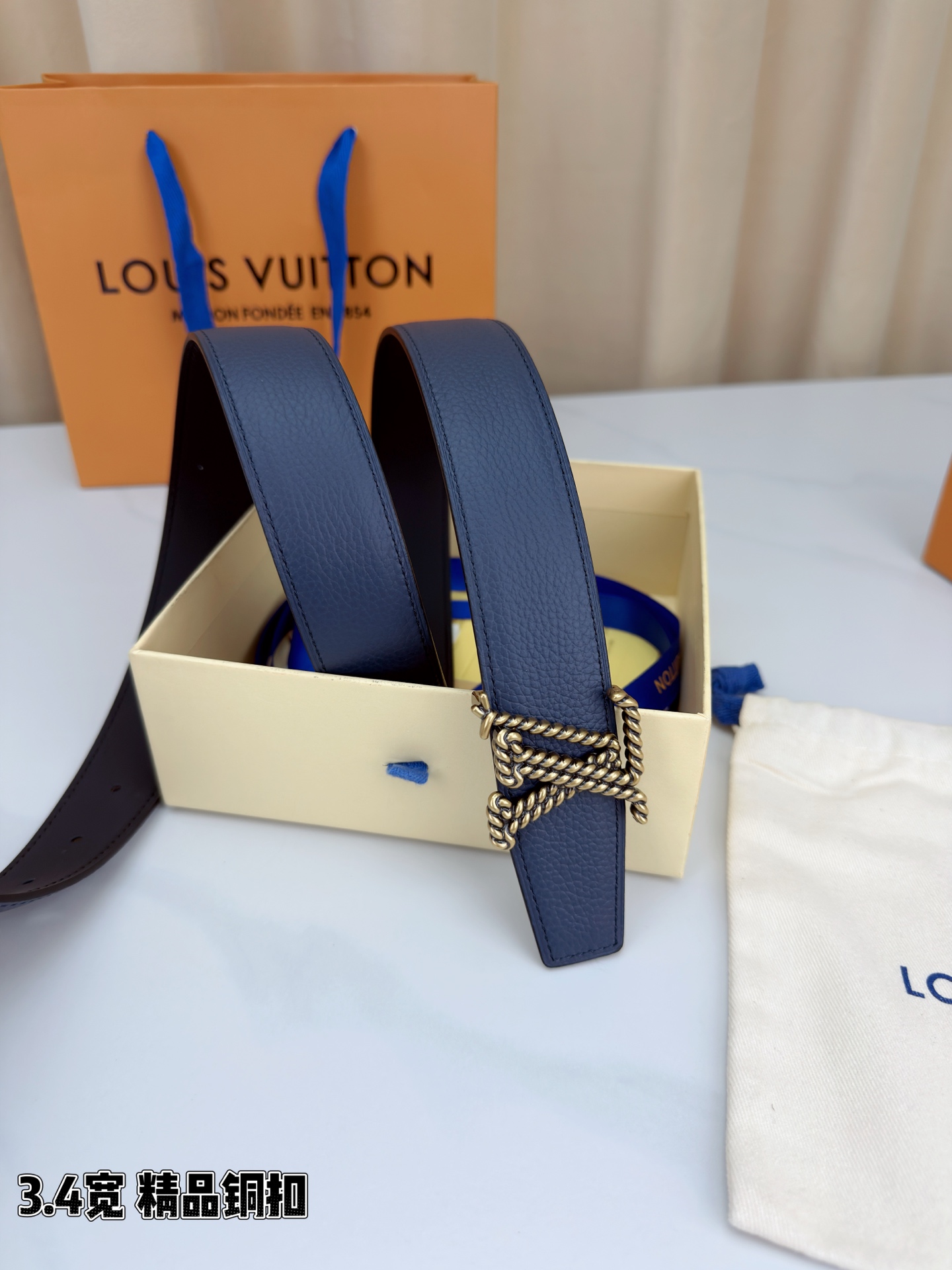 L家 3.4cm宽荔枝纹铜扣皮带，甄选头层牛皮，经典扭绳扣设计。双面双色，商务休闲随心切换，彰显低调奢华