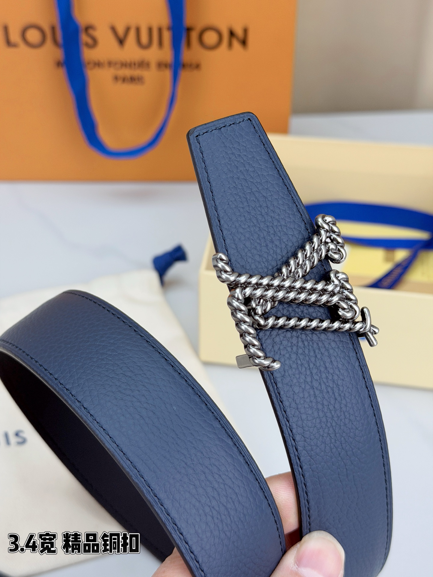 L家 3.4cm宽荔枝纹铜扣皮带，甄选头层牛皮，经典扭绳扣设计。双面双色，商务休闲随心切换，彰显低调奢华