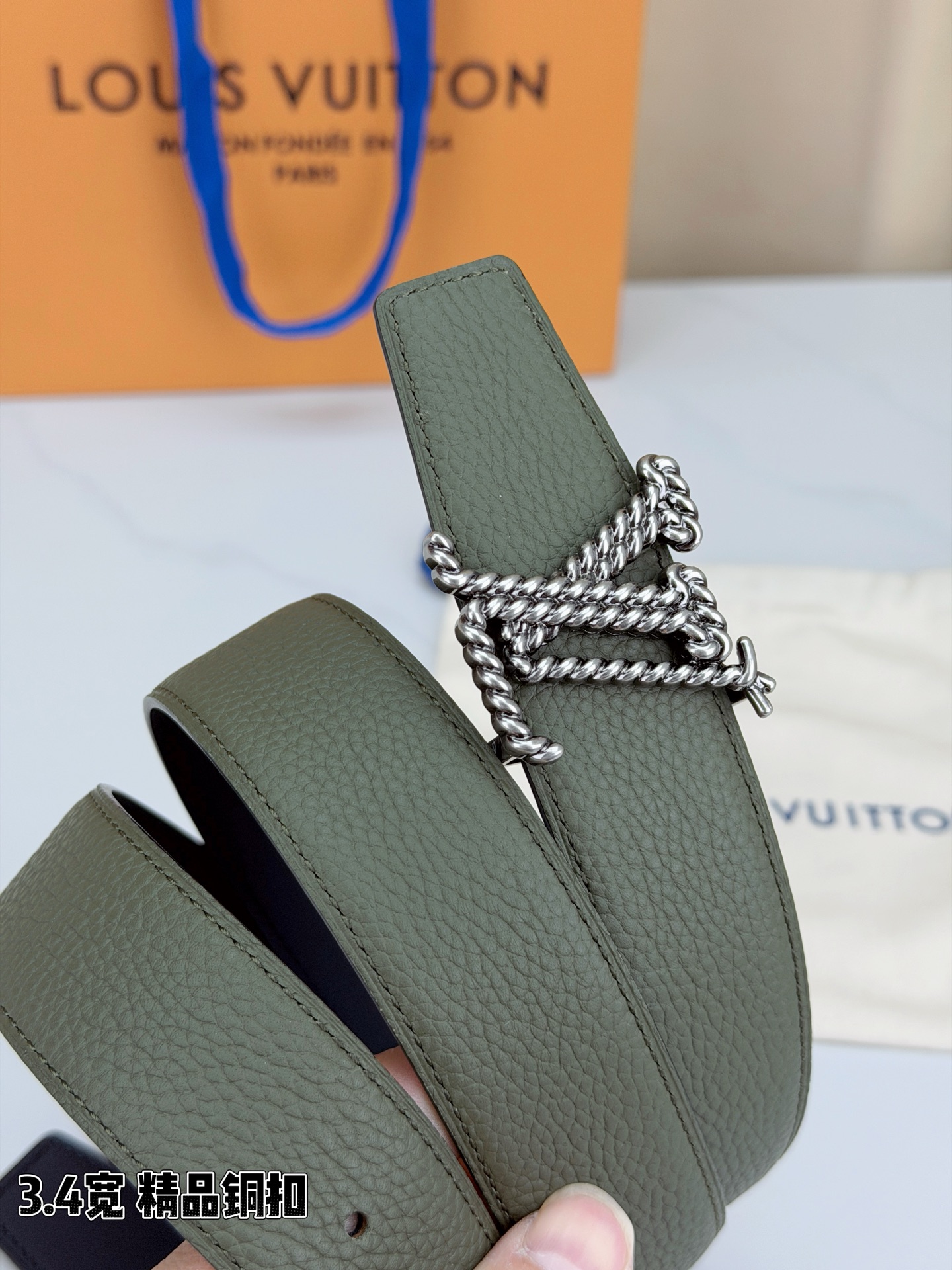 L家 3.4cm宽荔枝纹铜扣皮带，甄选头层牛皮，经典扭绳扣设计。双面双色，商务休闲随心切换，彰显低调奢华