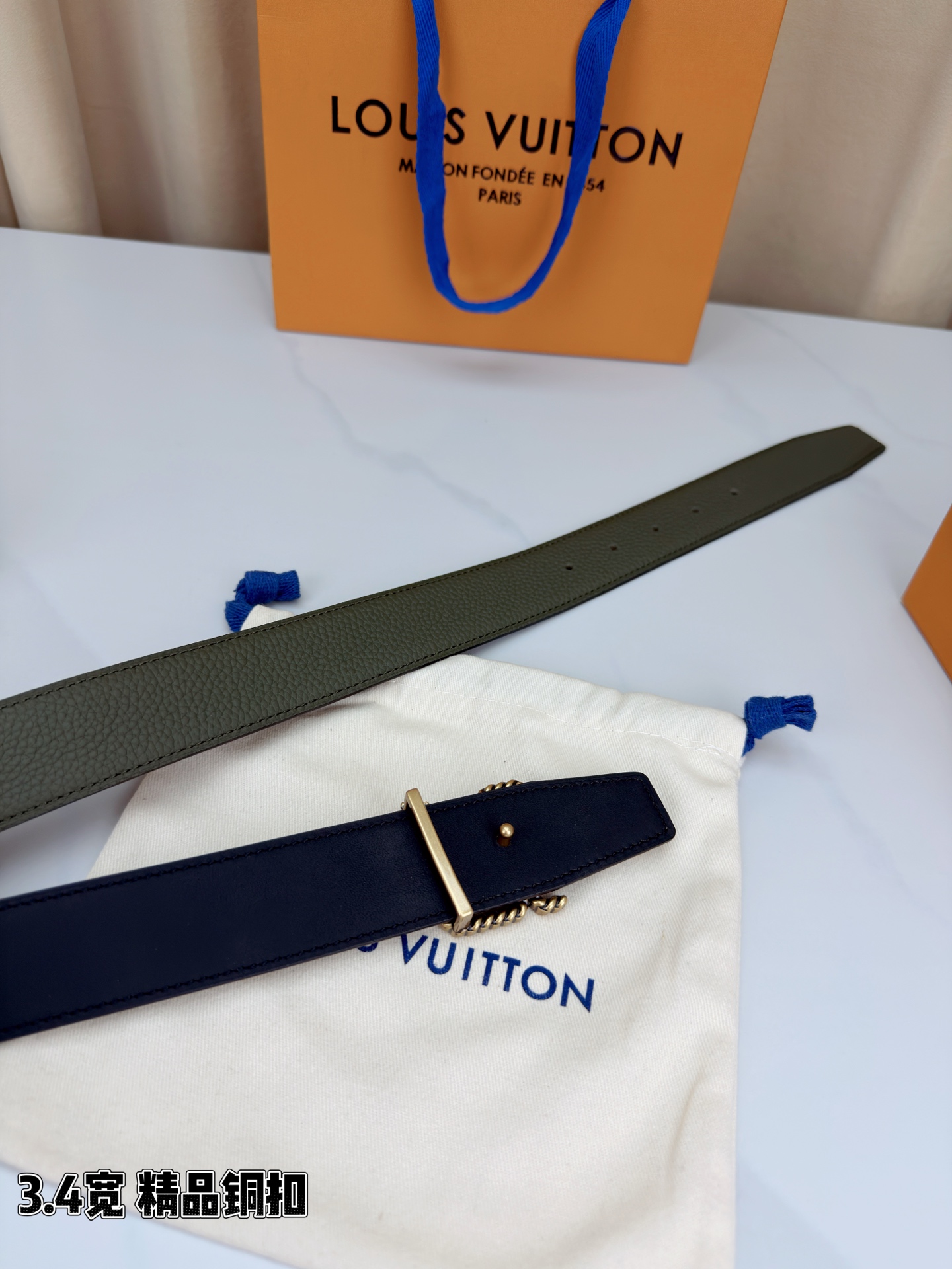 L家 3.4cm宽荔枝纹铜扣皮带，甄选头层牛皮，经典扭绳扣设计。双面双色，商务休闲随心切换，彰显低调奢华