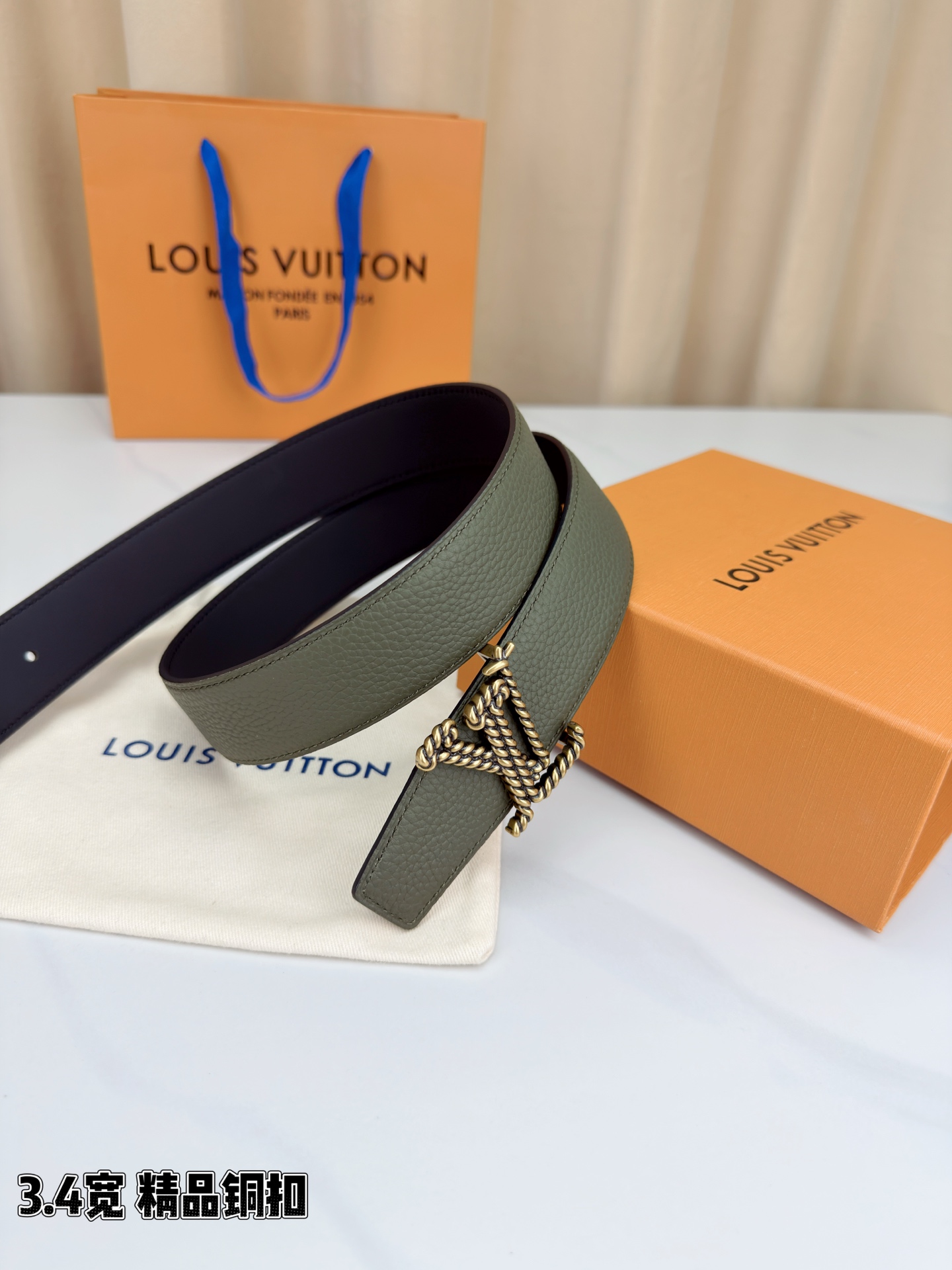 L家 3.4cm宽荔枝纹铜扣皮带，甄选头层牛皮，经典扭绳扣设计。双面双色，商务休闲随心切换，彰显低调奢华