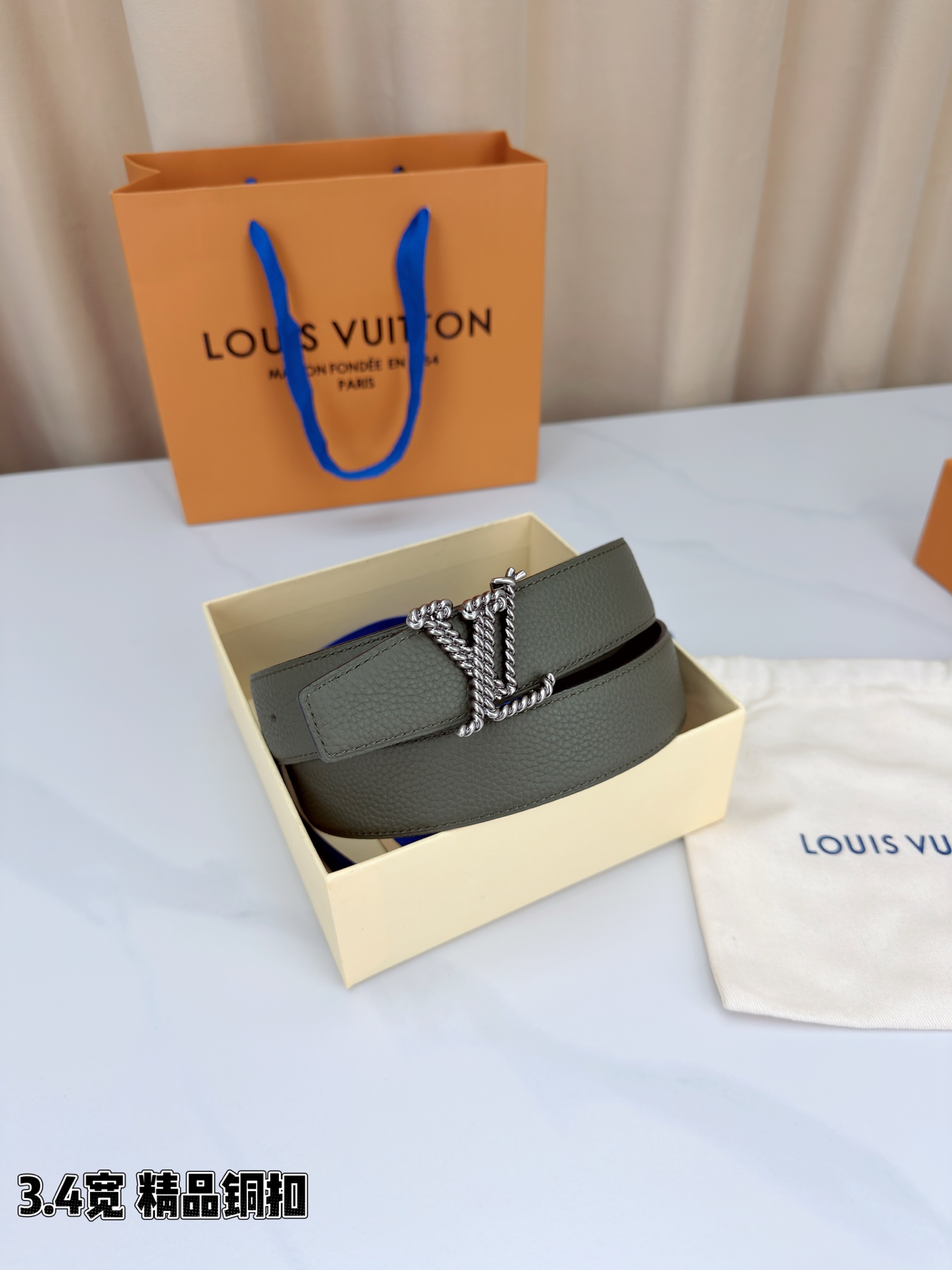 L家 3.4cm宽荔枝纹铜扣皮带，甄选头层牛皮，经典扭绳扣设计。双面双色，商务休闲随心切换，彰显低调奢华