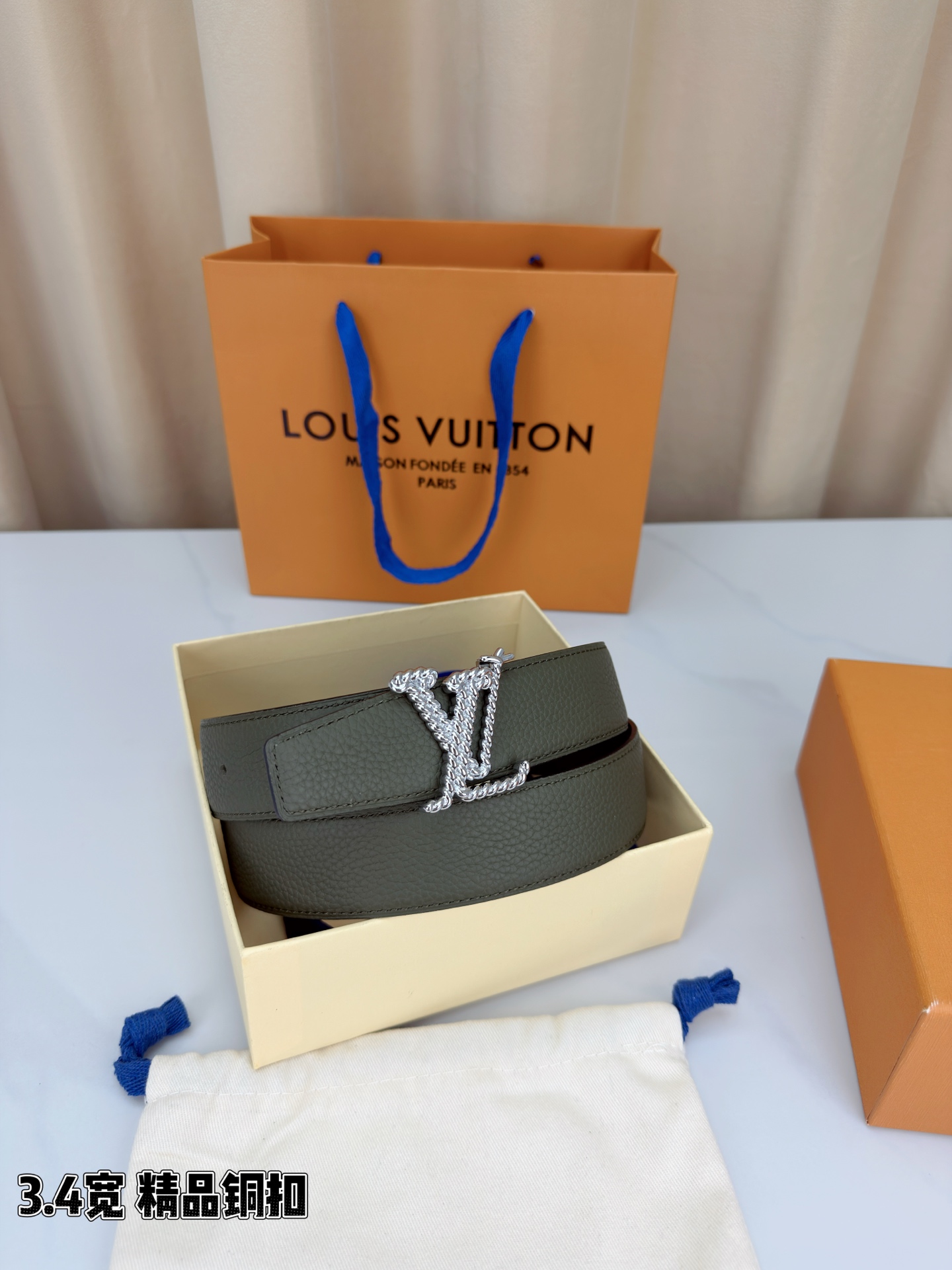 L家 3.4cm宽荔枝纹铜扣皮带，甄选头层牛皮，经典扭绳扣设计。双面双色，商务休闲随心切换，彰显低调奢华