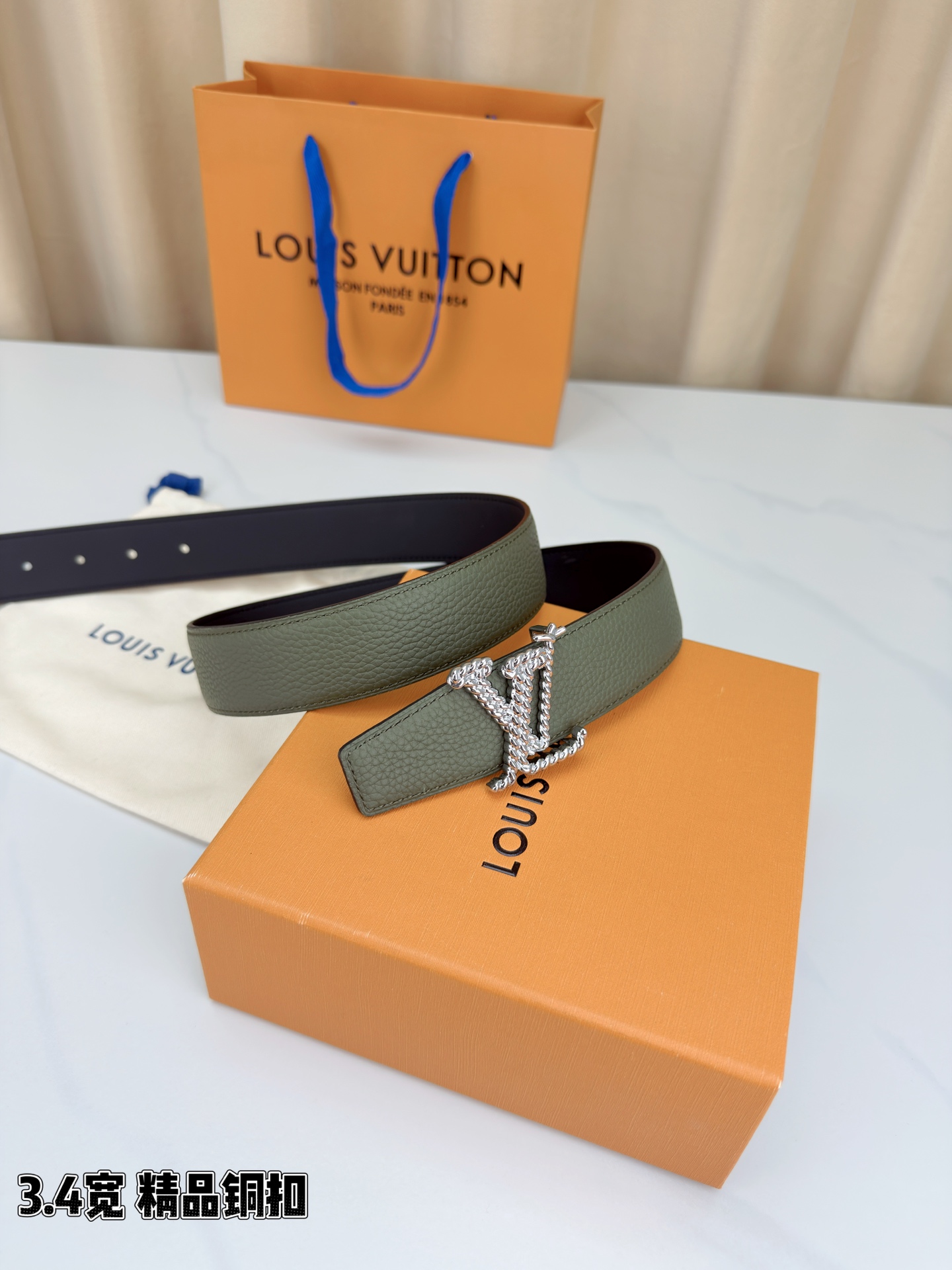 L家 3.4cm宽荔枝纹铜扣皮带，甄选头层牛皮，经典扭绳扣设计。双面双色，商务休闲随心切换，彰显低调奢华