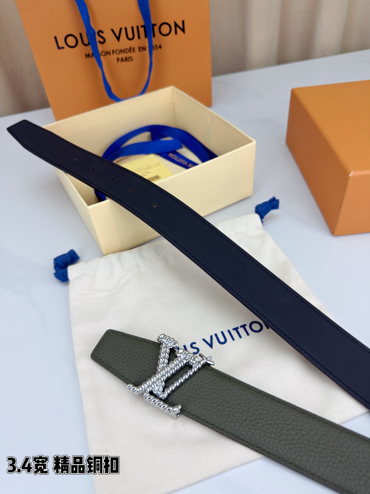 L家 3.4cm宽荔枝纹铜扣皮带，甄选头层牛皮，经典扭绳扣设计。双面双色，商务休闲随心切换，彰显低调奢华