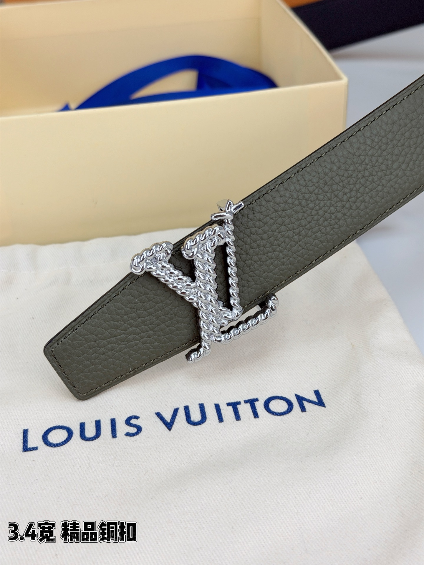 L家 3.4cm宽荔枝纹铜扣皮带，甄选头层牛皮，经典扭绳扣设计。双面双色，商务休闲随心切换，彰显低调奢华