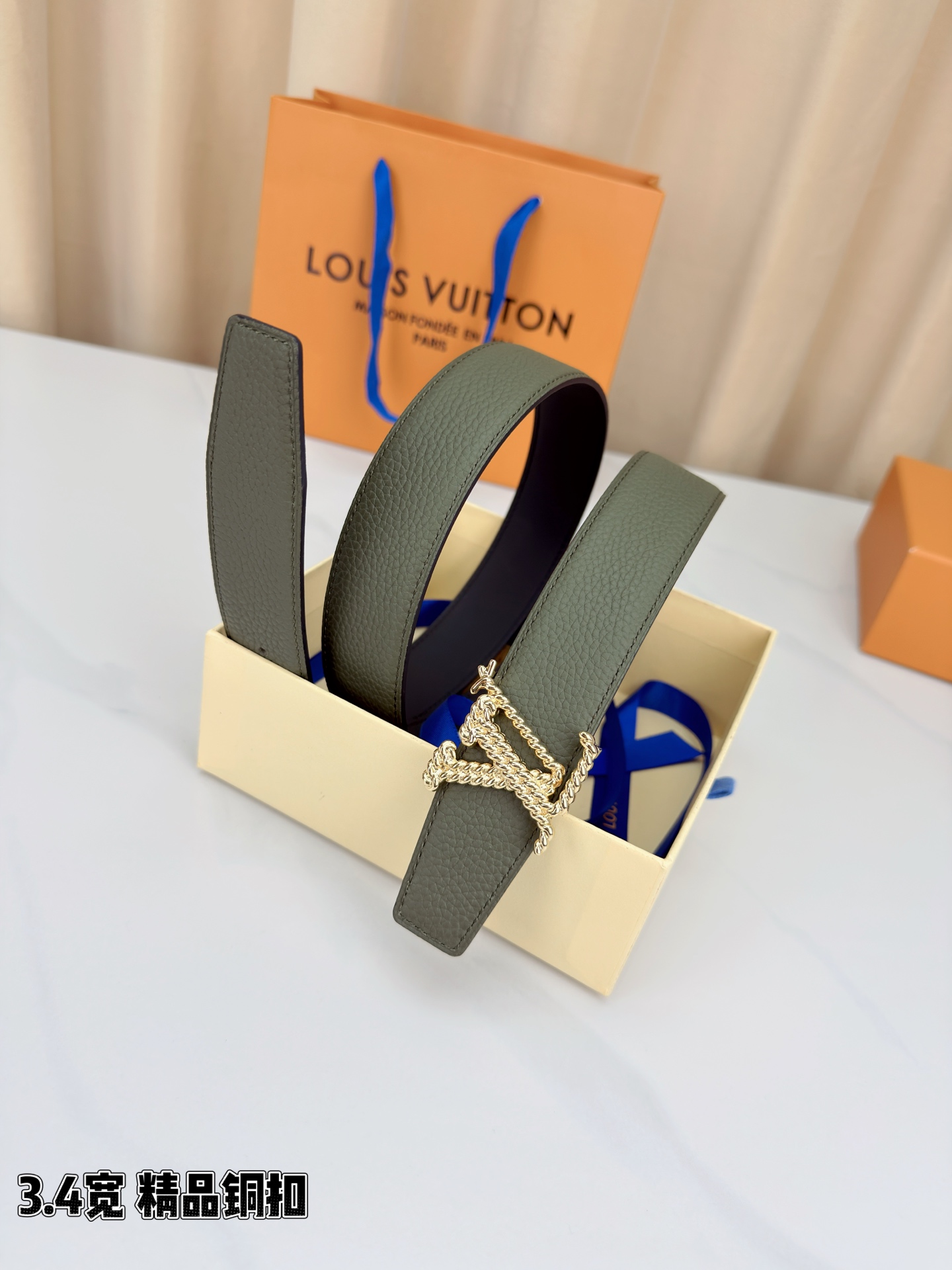 L家 3.4cm宽荔枝纹铜扣皮带，甄选头层牛皮，经典扭绳扣设计。双面双色，商务休闲随心切换，彰显低调奢华