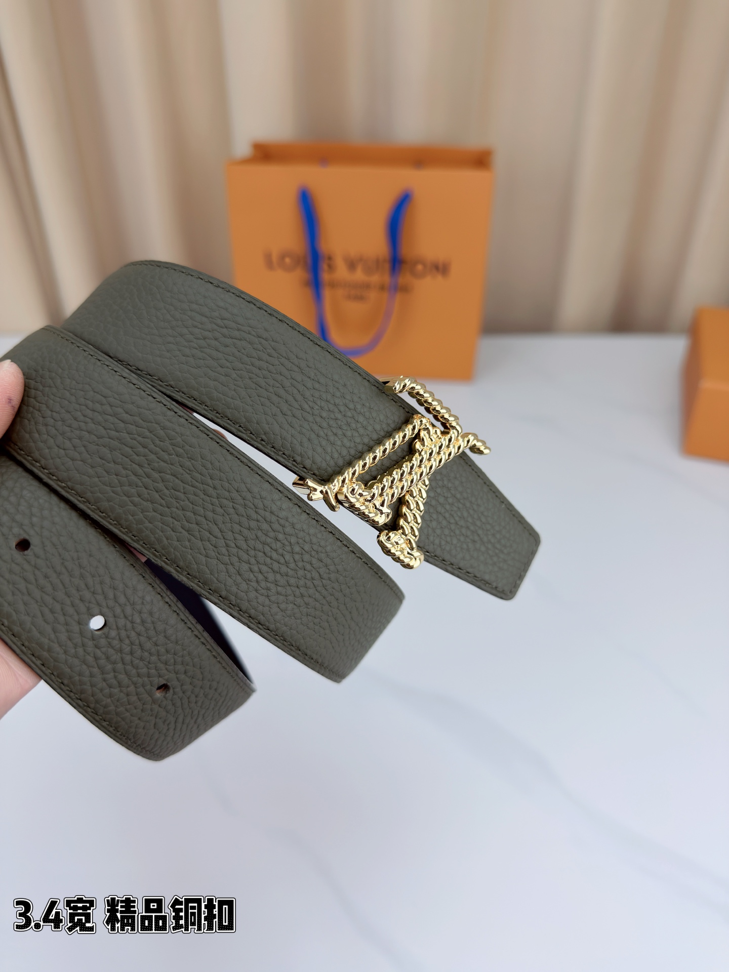 L家 3.4cm宽荔枝纹铜扣皮带，甄选头层牛皮，经典扭绳扣设计。双面双色，商务休闲随心切换，彰显低调奢华