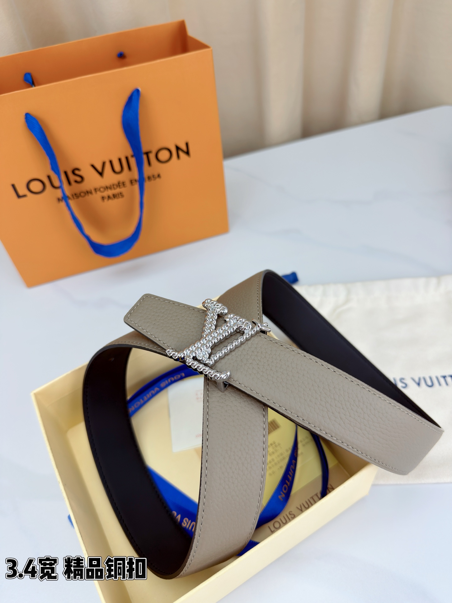 L家 3.4cm宽荔枝纹铜扣皮带，甄选头层牛皮，经典扭绳扣设计。双面双色，商务休闲随心切换，彰显低调奢华