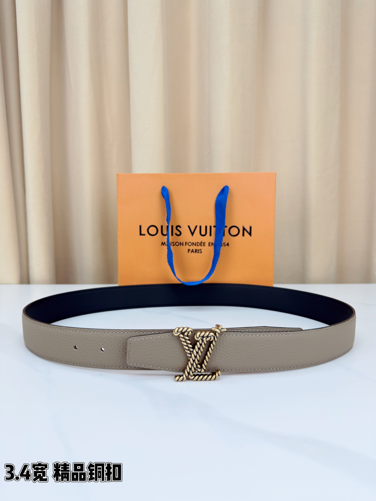 L家 3.4cm宽荔枝纹铜扣皮带，甄选头层牛皮，经典扭绳扣设计。双面双色，商务休闲随心切换，彰显低调奢华