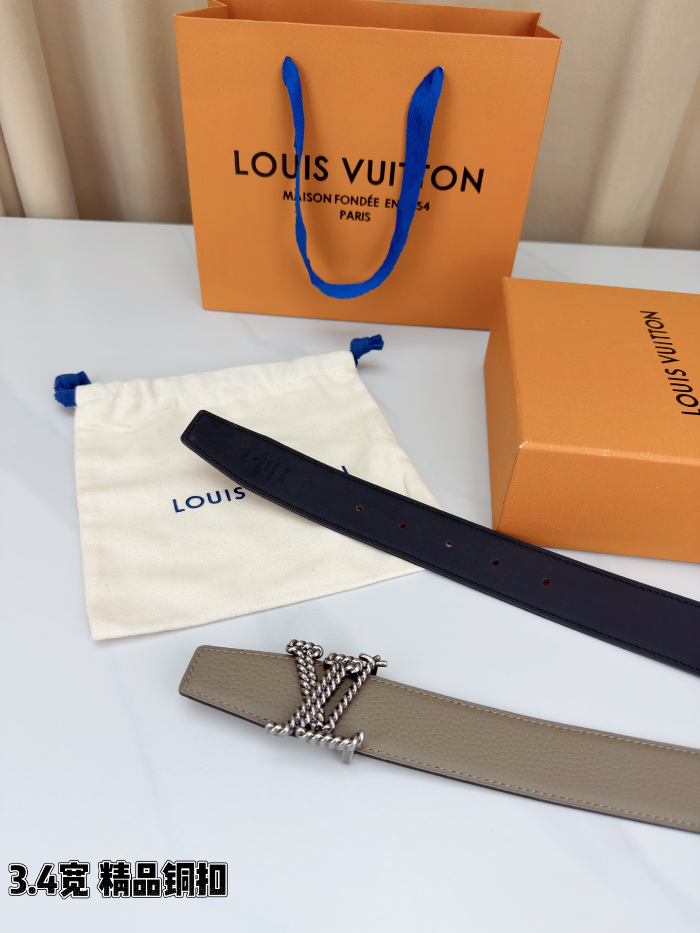 L家 3.4cm宽荔枝纹铜扣皮带，甄选头层牛皮，经典扭绳扣设计。双面双色，商务休闲随心切换，彰显低调奢华