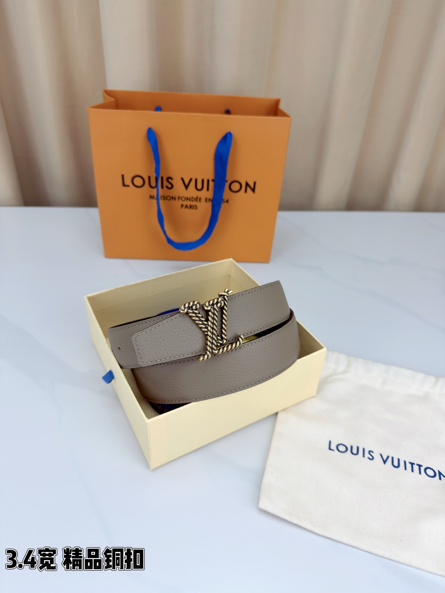 L家 3.4cm宽荔枝纹铜扣皮带，甄选头层牛皮，经典扭绳扣设计。双面双色，商务休闲随心切换，彰显低调奢华