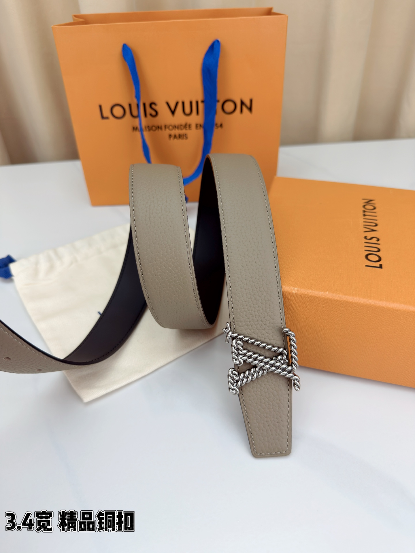 L家 3.4cm宽荔枝纹铜扣皮带，甄选头层牛皮，经典扭绳扣设计。双面双色，商务休闲随心切换，彰显低调奢华