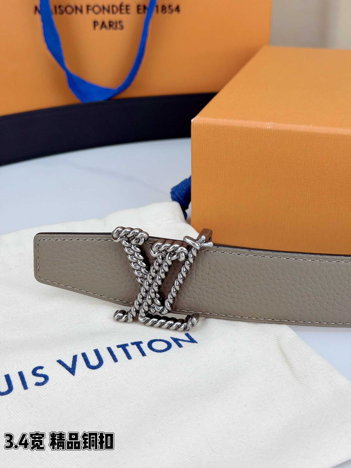 L家 3.4cm宽荔枝纹铜扣皮带，甄选头层牛皮，经典扭绳扣设计。双面双色，商务休闲随心切换，彰显低调奢华