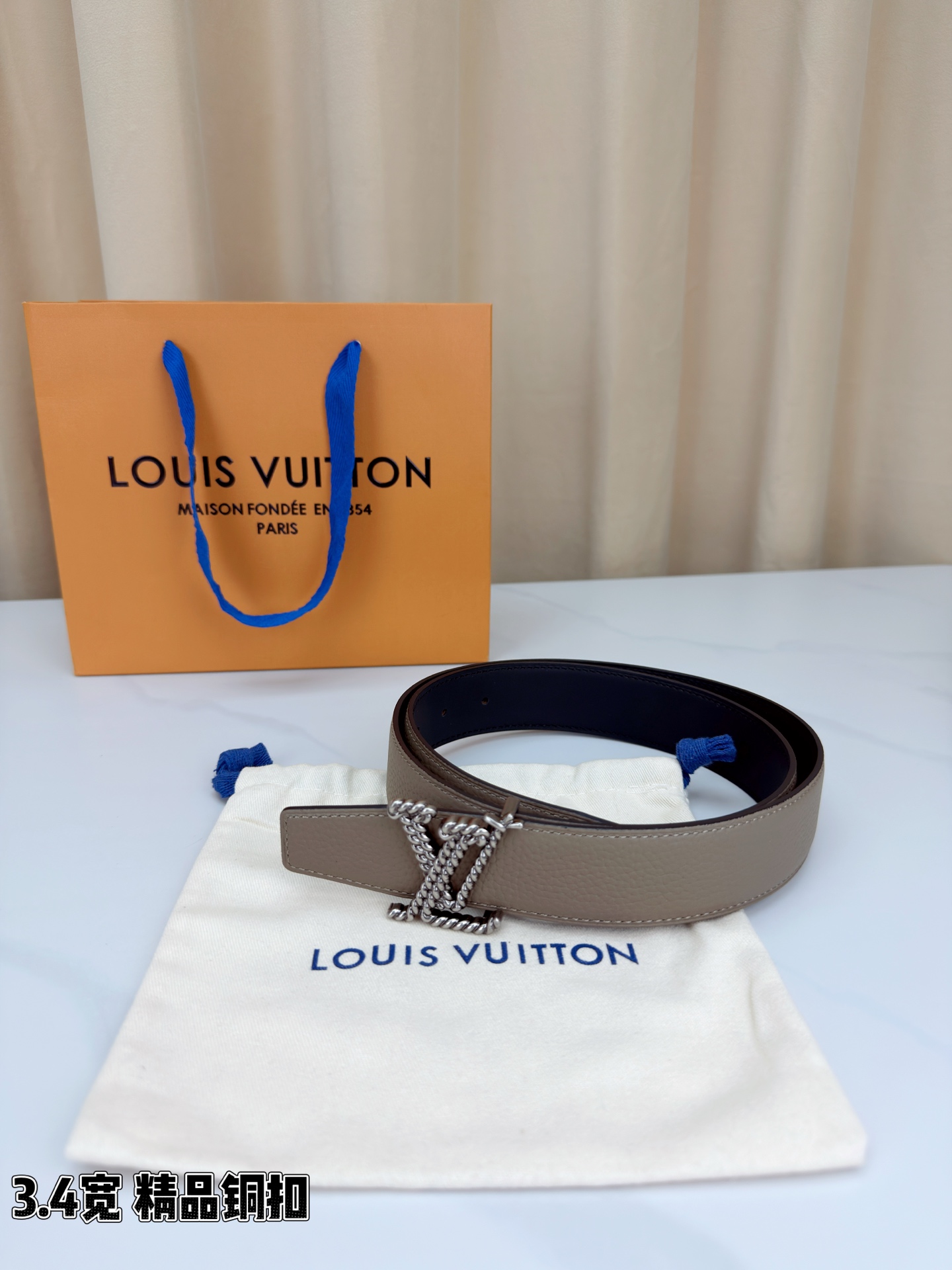 L家 3.4cm宽荔枝纹铜扣皮带，甄选头层牛皮，经典扭绳扣设计。双面双色，商务休闲随心切换，彰显低调奢华